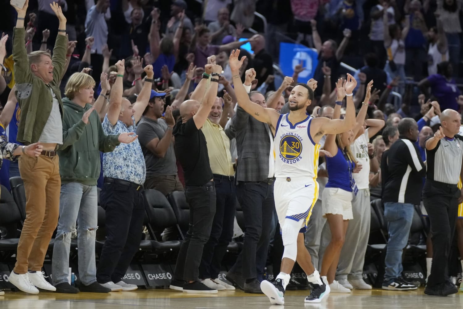 Stephen Curry shoots Warriors to 73rd win, breaking Bulls' mark – The  Denver Post