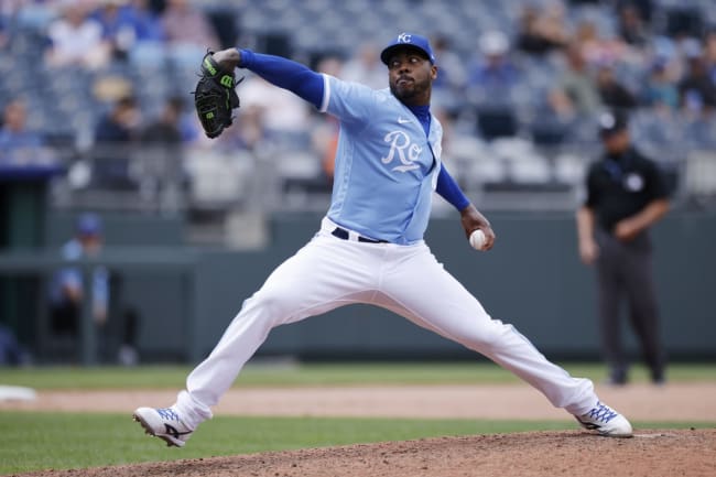 Royals officially sign Aroldis Chapman to one-year deal - Royals