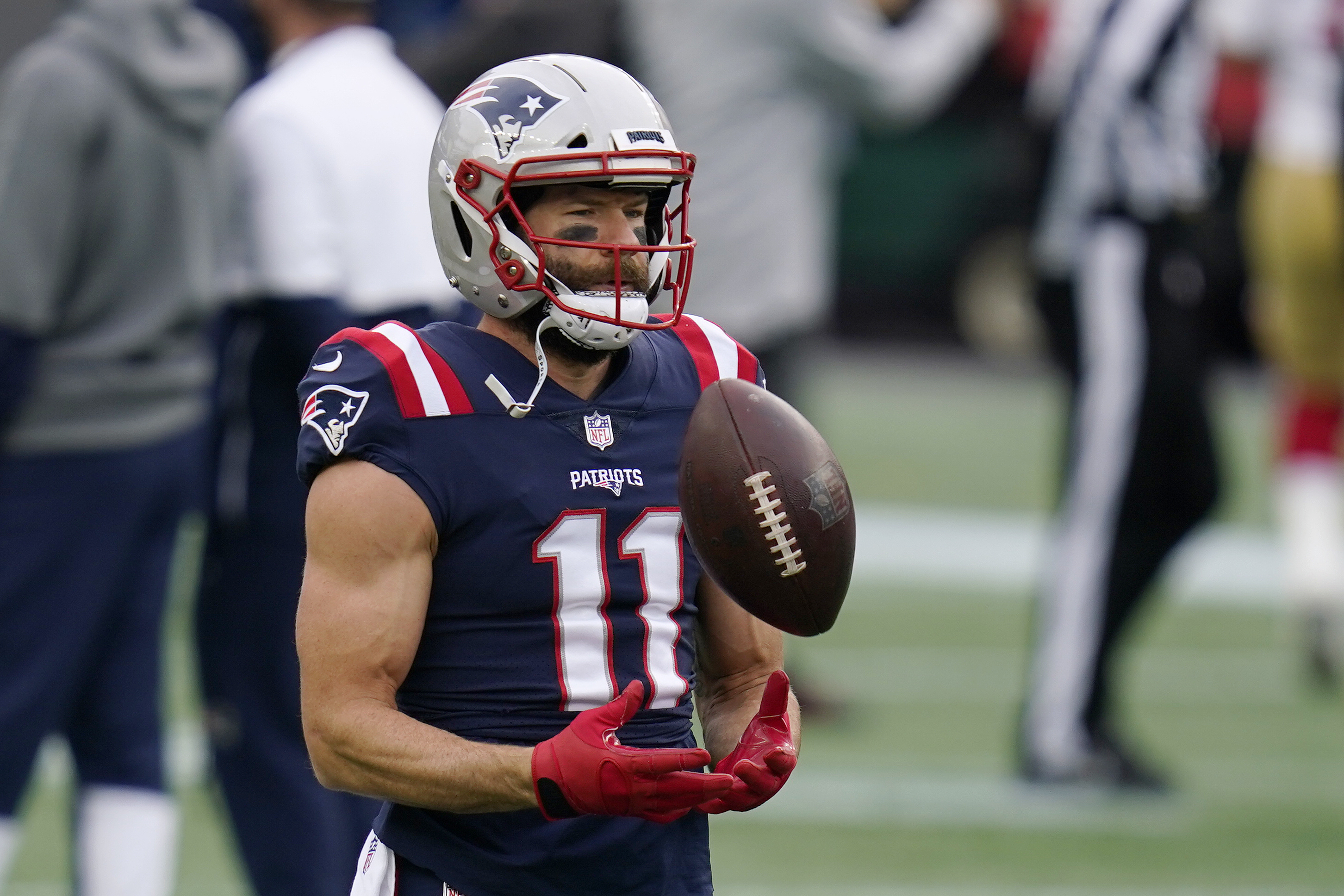 Patriots face difficult decision with Julian Edelman's chronic knee troubles