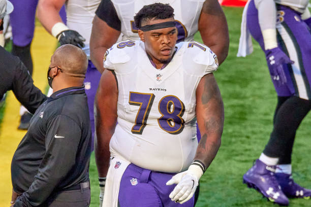 Chiefs', Ravens' Updated Depth Charts, Draft Picks After Orlando Brown Jr. Trade thumbnail