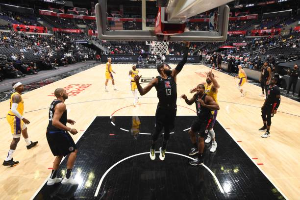 <p>Anthony Davis Suffers Back Injury as Lakers' Slide Continues in Loss to Clippers thumbnail