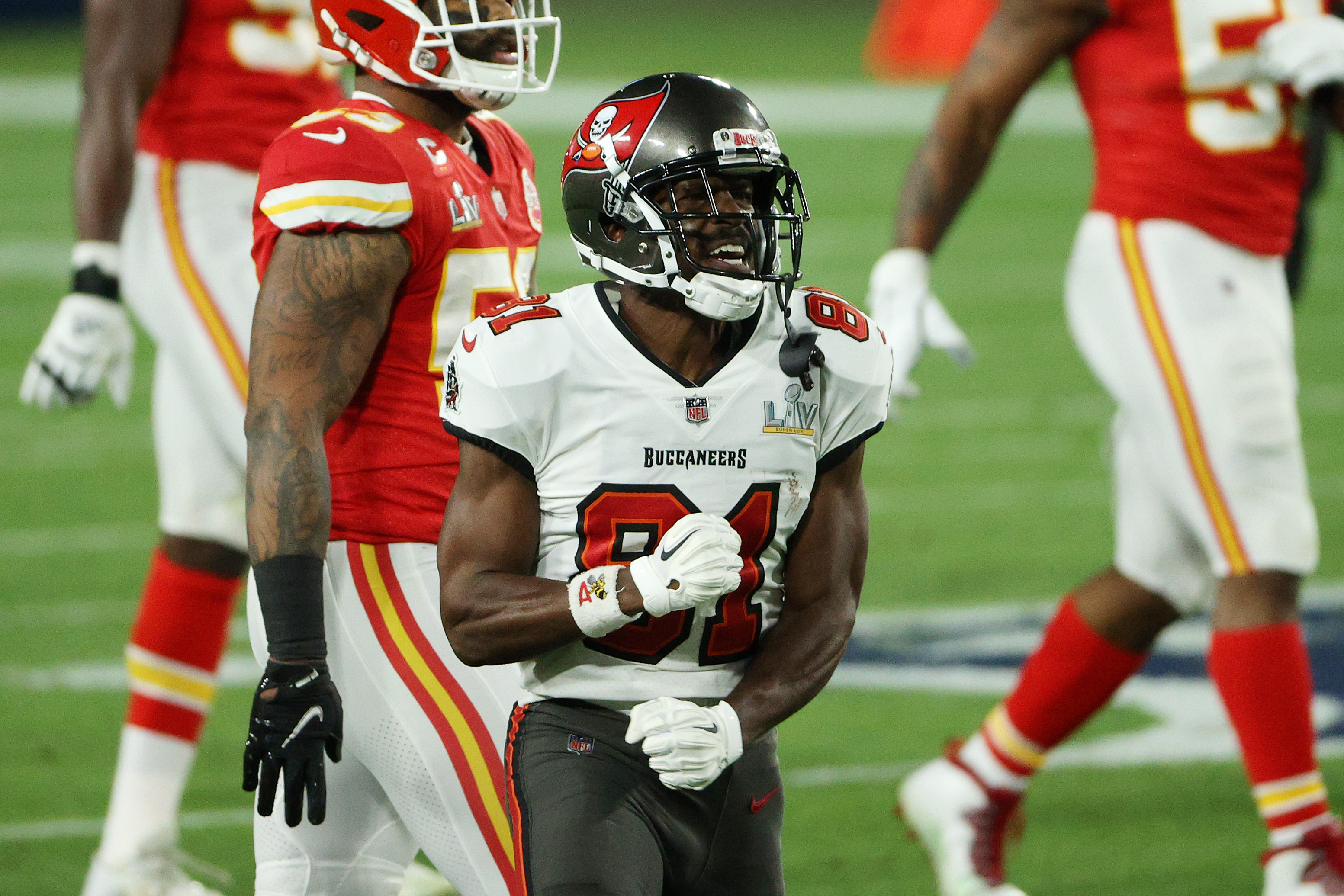 Tampa Bay Buccaneers WR Antonio Brown passes physical, officially re-signs  with team - ESPN