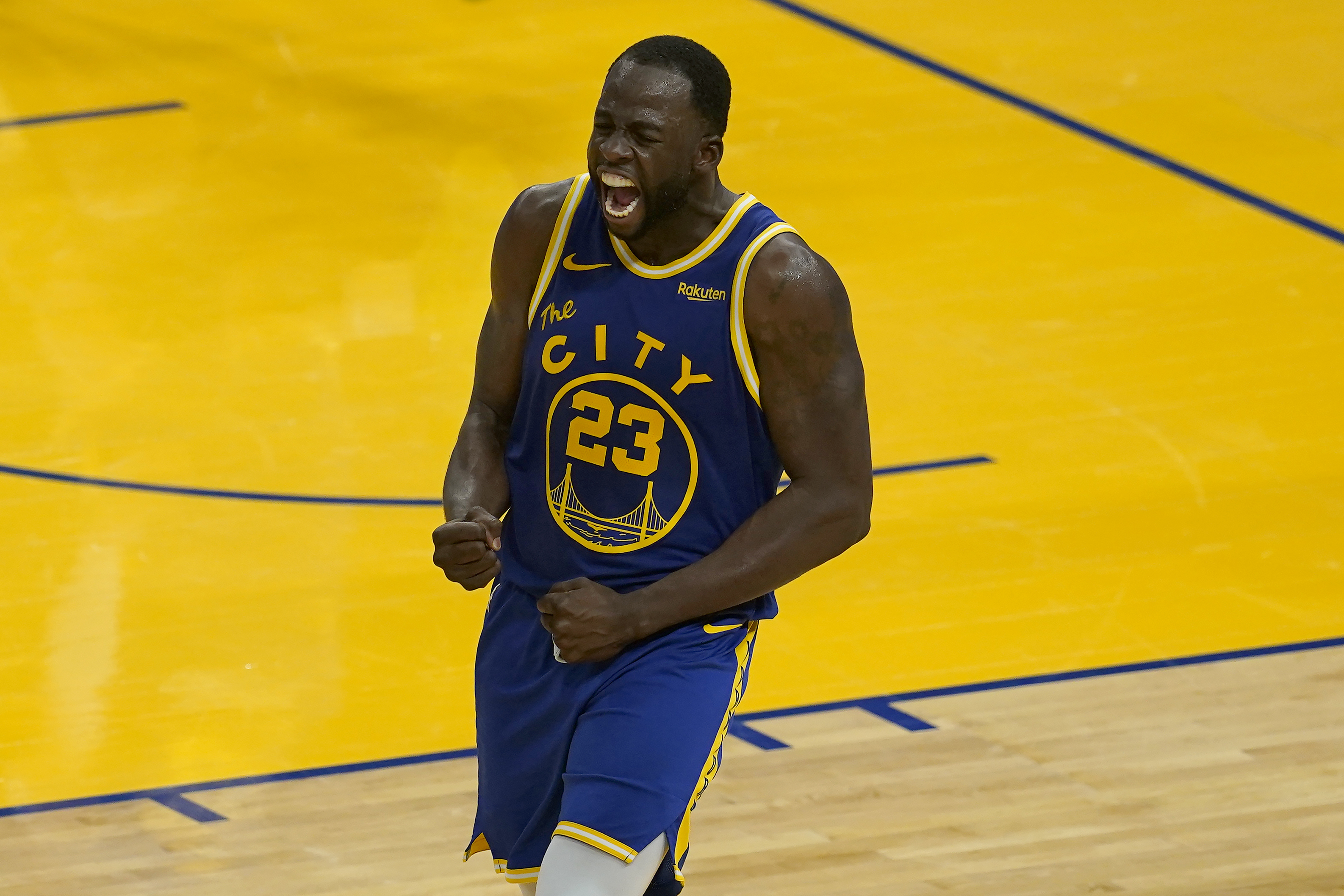 Draymond Green freaks out when he sees a Michigan shirt in media