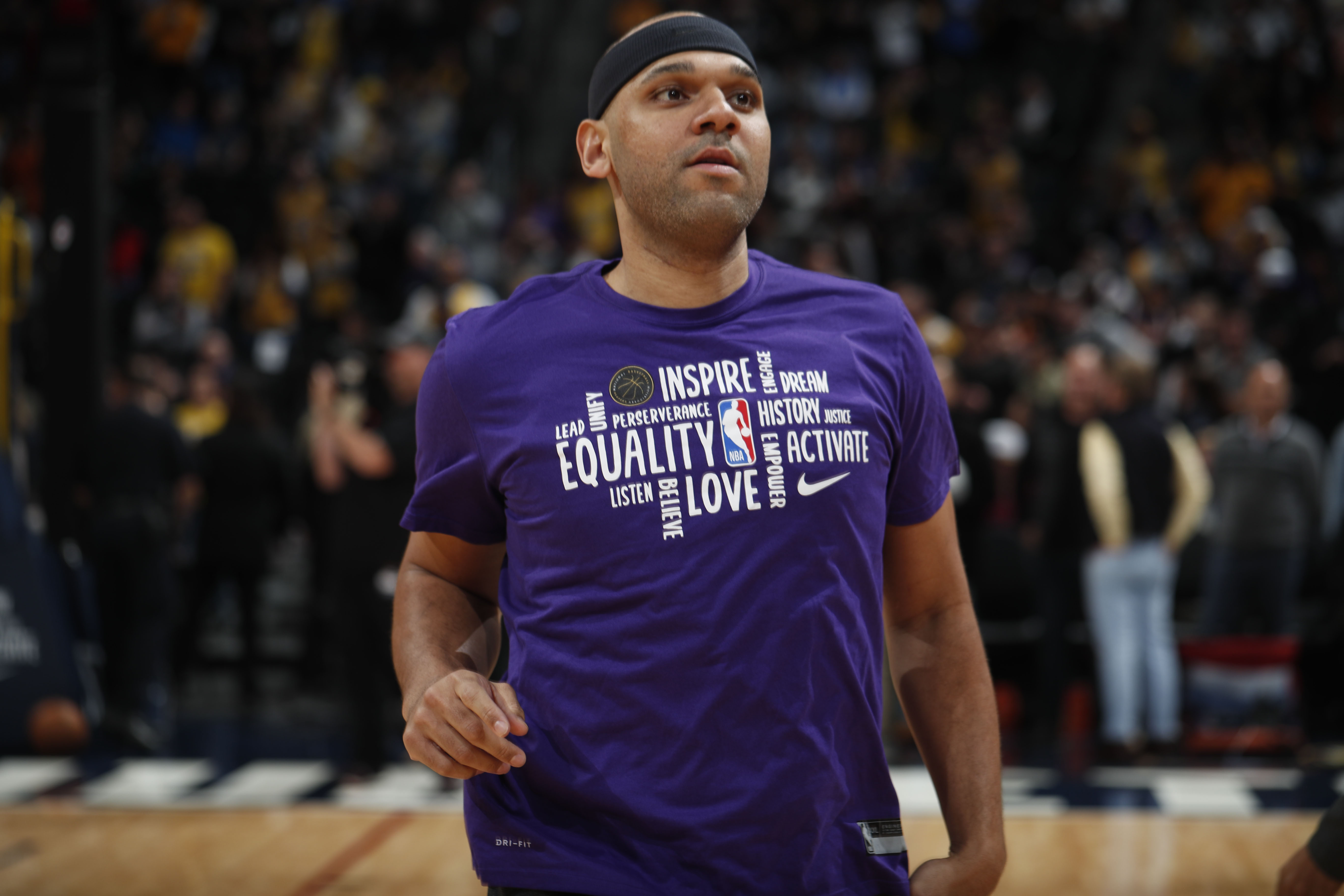 Phoenix Suns' Jared Dudley gives out free jerseys