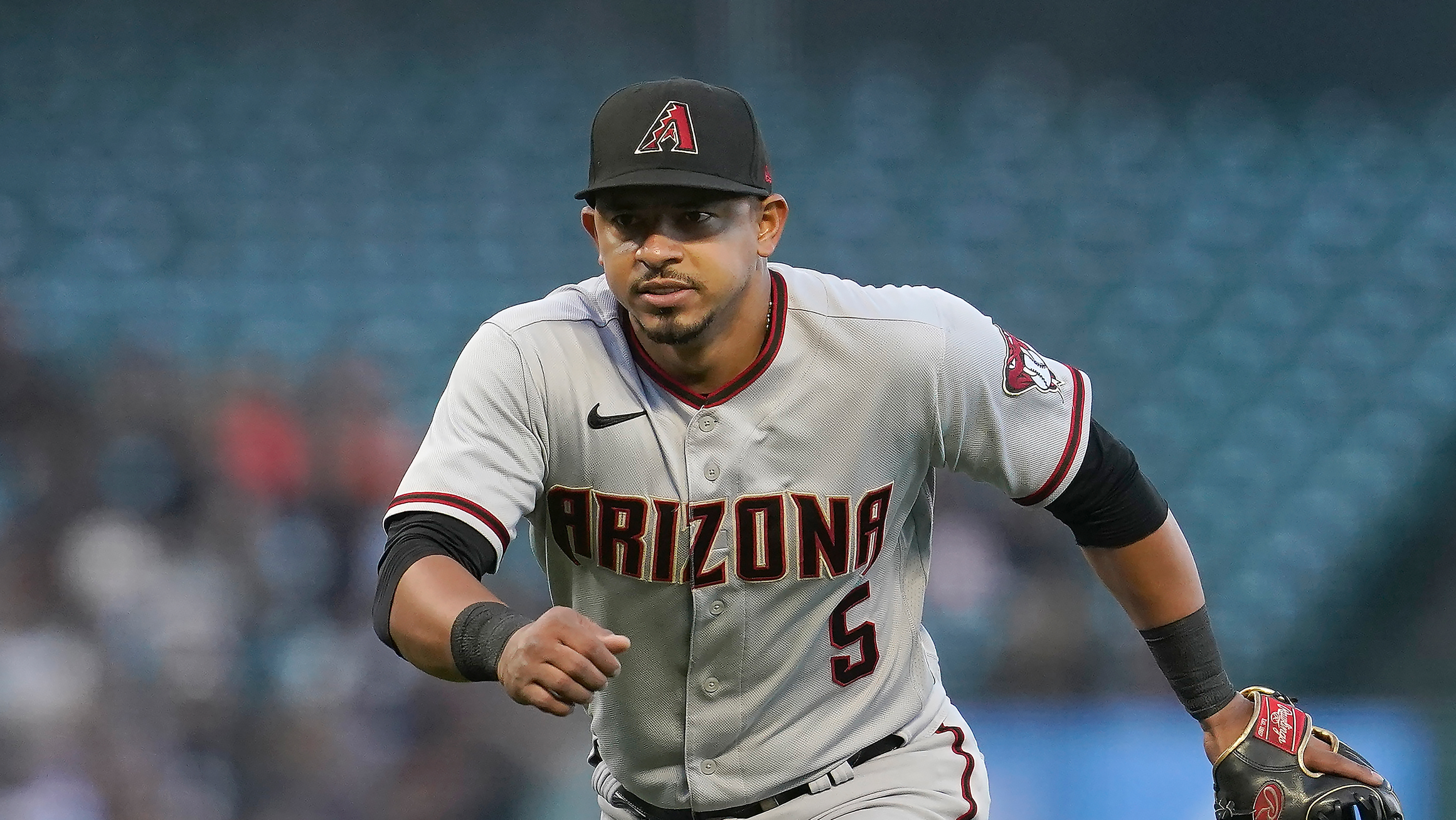 Arizona Diamondbacks third baseman Eduardo Escobar (5) in the