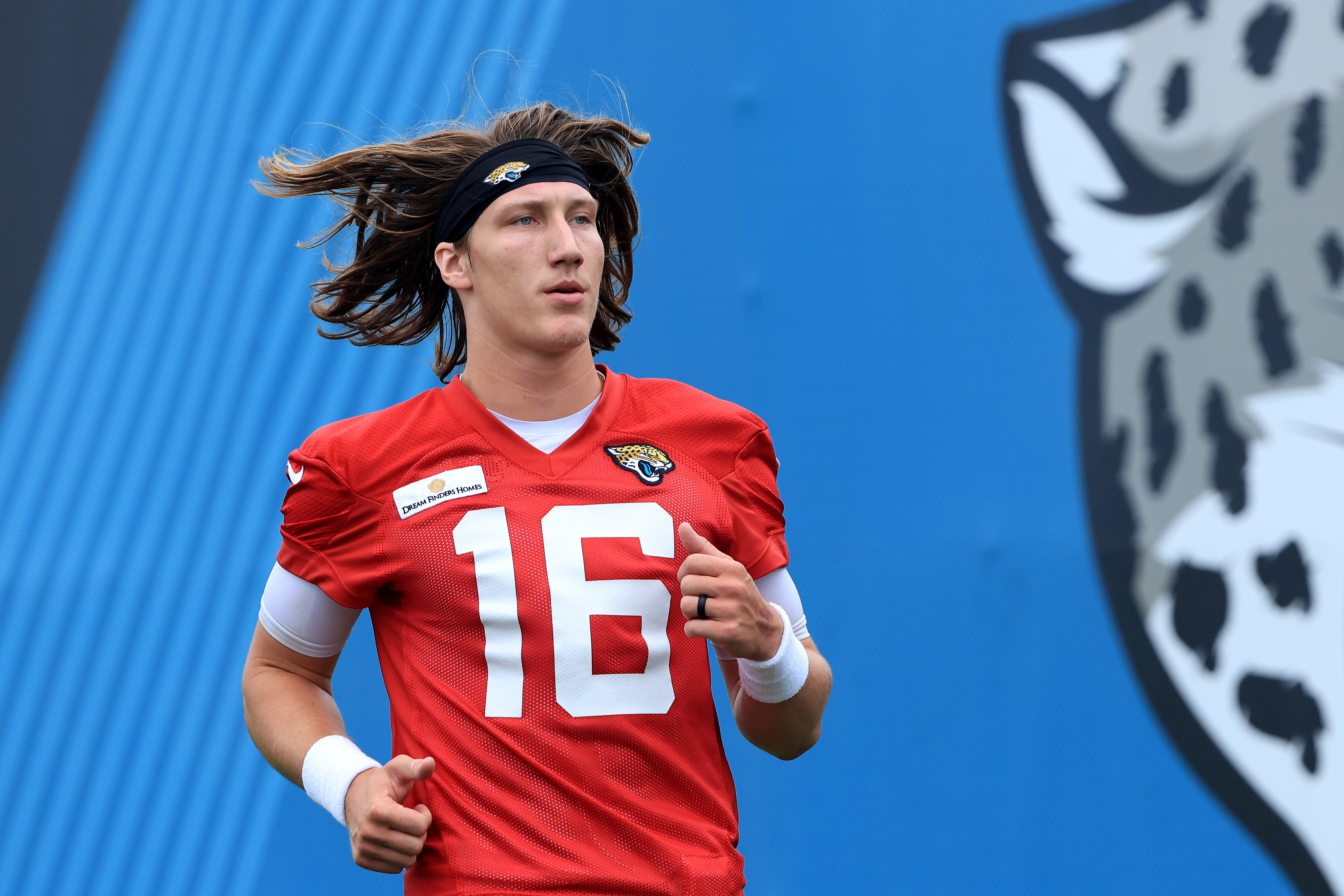 Tim Tebow makes transition for Jaguars; Trevor Lawrence makes