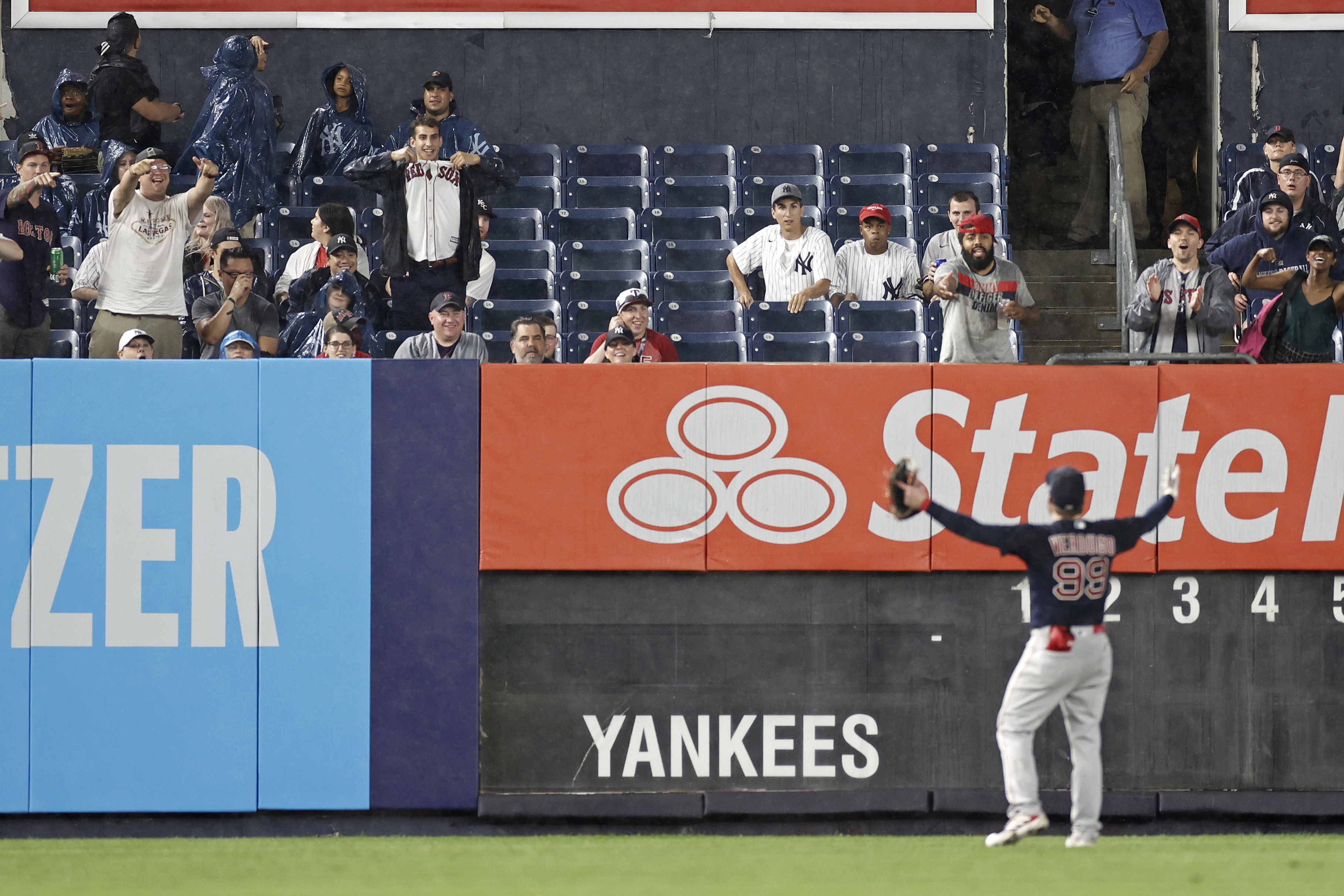 Yankee fans booed every Red Sox player before Game 3 — except