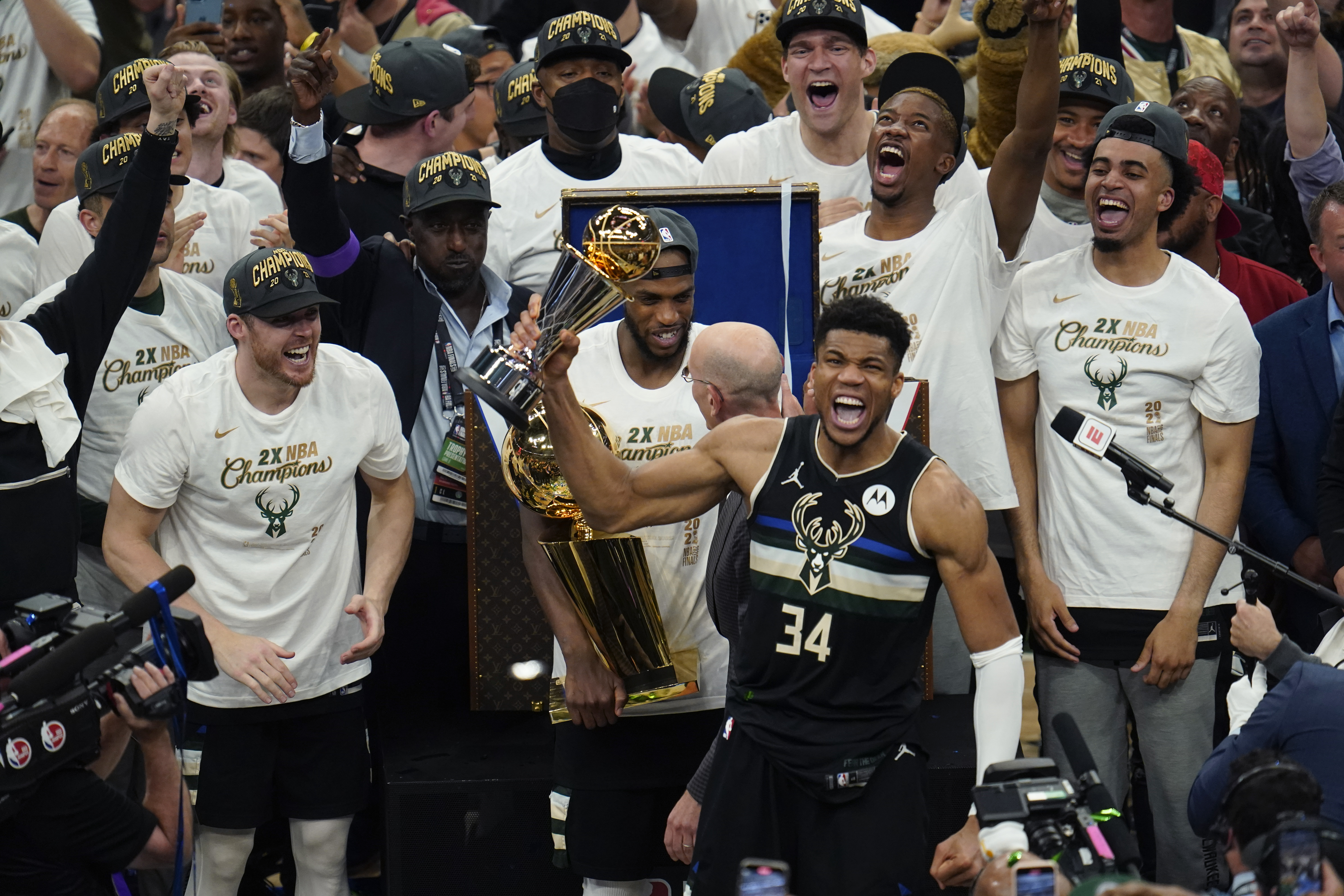 Bucks' fans celebrate NBA championship with parade in Milwaukee streets