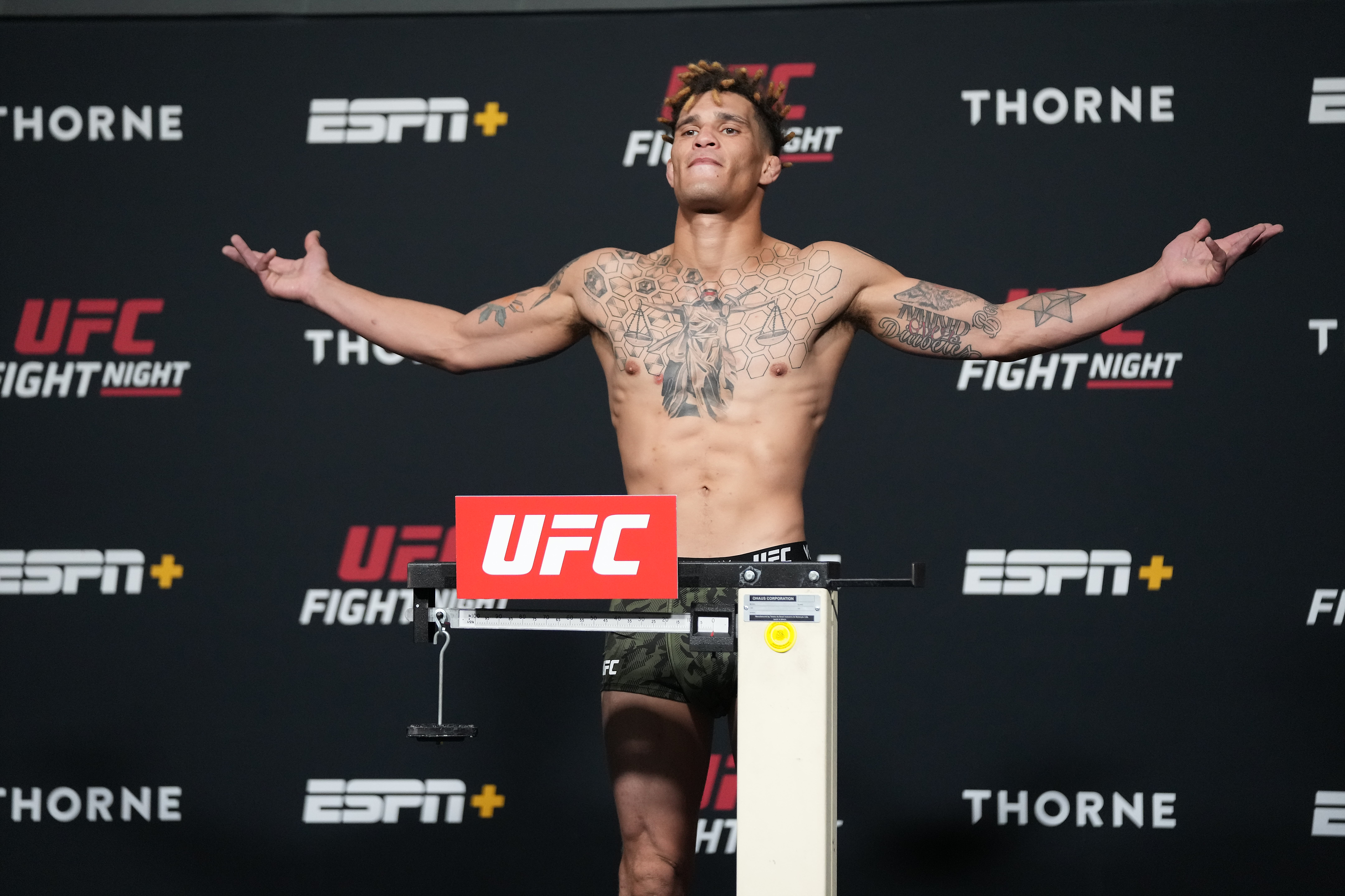 indsigelse magasin At sige sandheden UFC's Jordan Williams Posts Surveillance Video of Himself Stopping Alleged  Car Thief | Bleacher Report | Latest News, Videos and Highlights