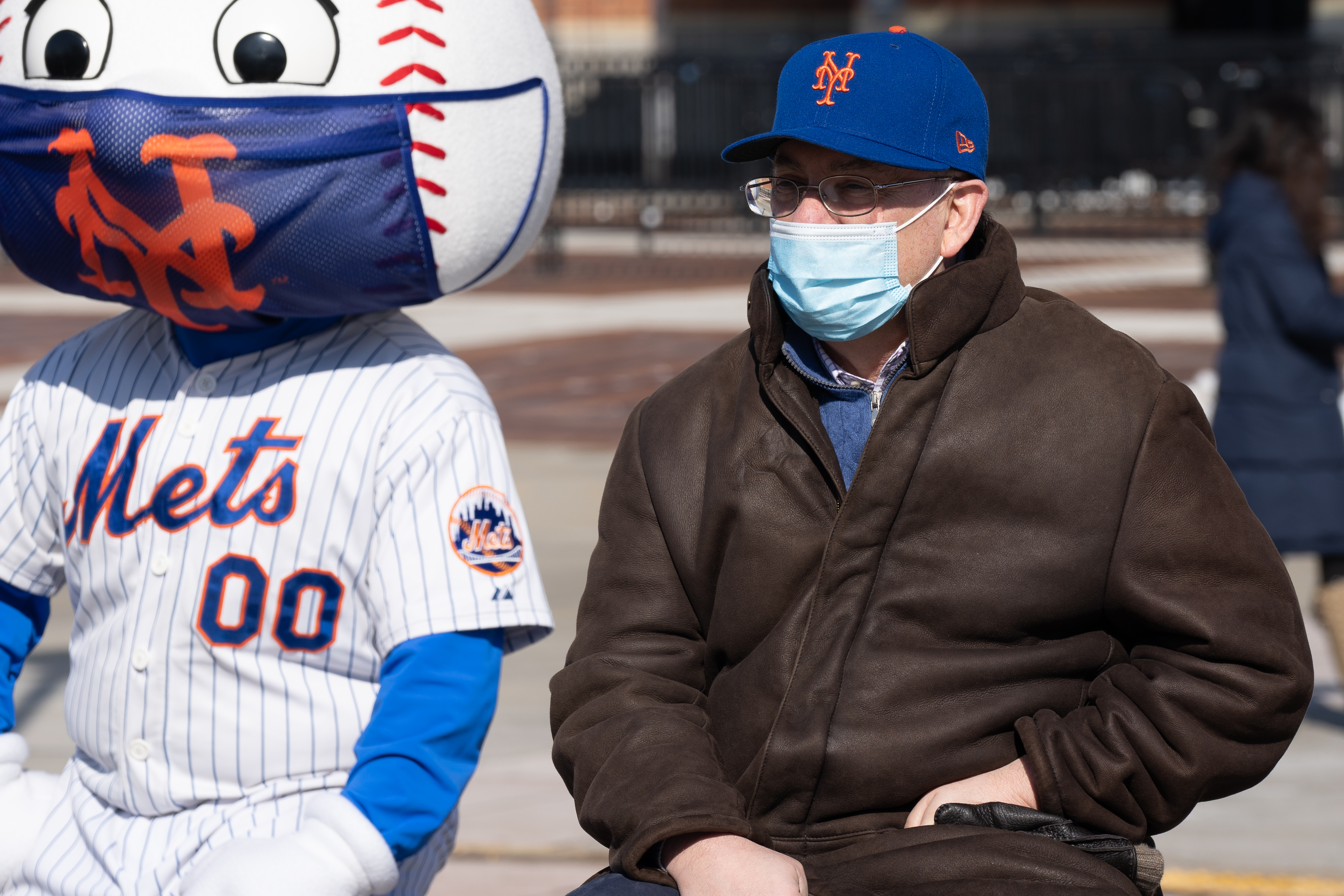 Noah Syndergaard argues with Braves mascot