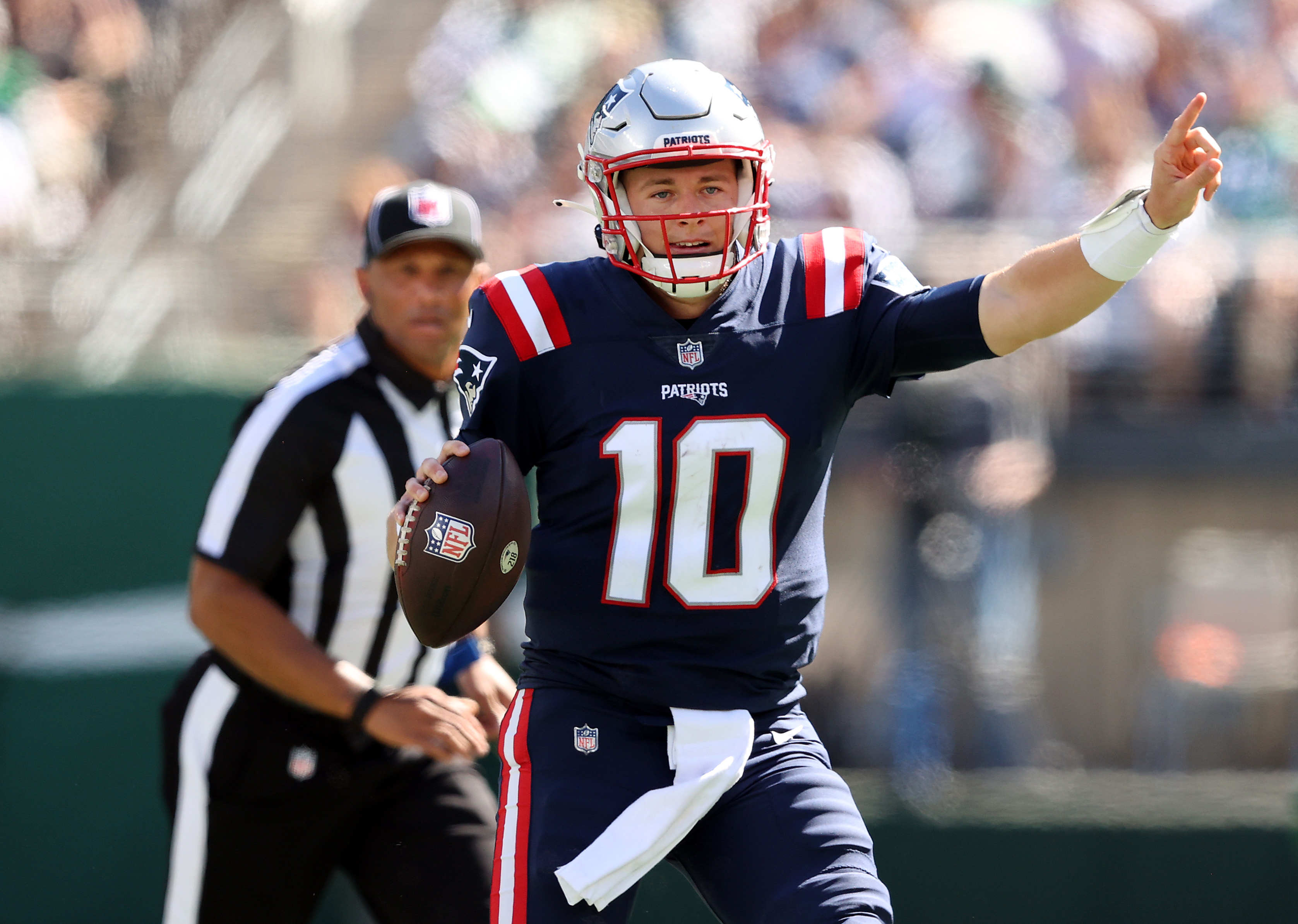 East Rutherford, New Jersey, USA. 30th Oct, 2022. New England Patriots  quarterback Mac Jones (10) looks to pass against the New York Jets during a  NFL game in East Rutherford, New Jersey