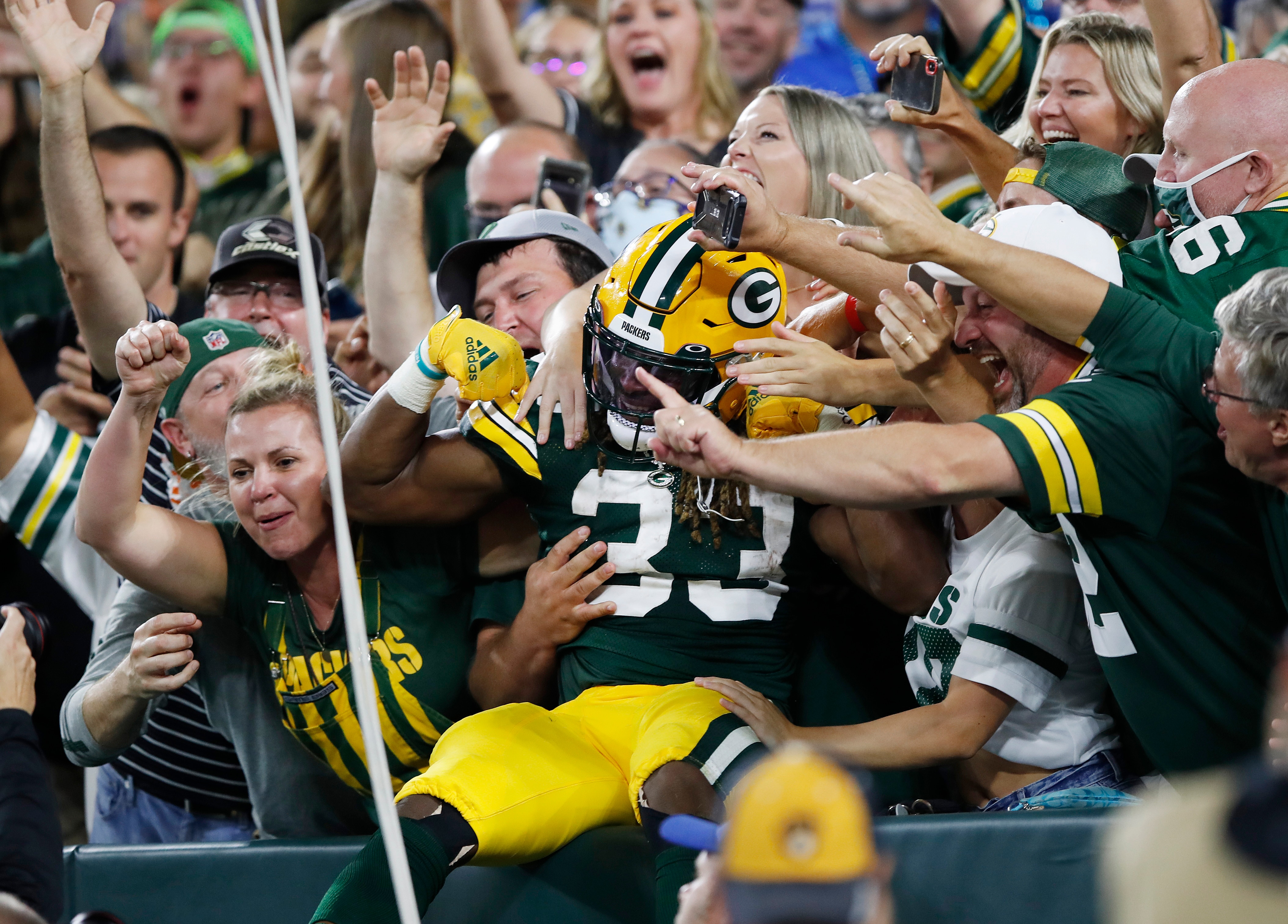 Packers' Aaron Jones Lost Chain Carrying Father's Ashes in End Zone After TD vs Lions thumbnail