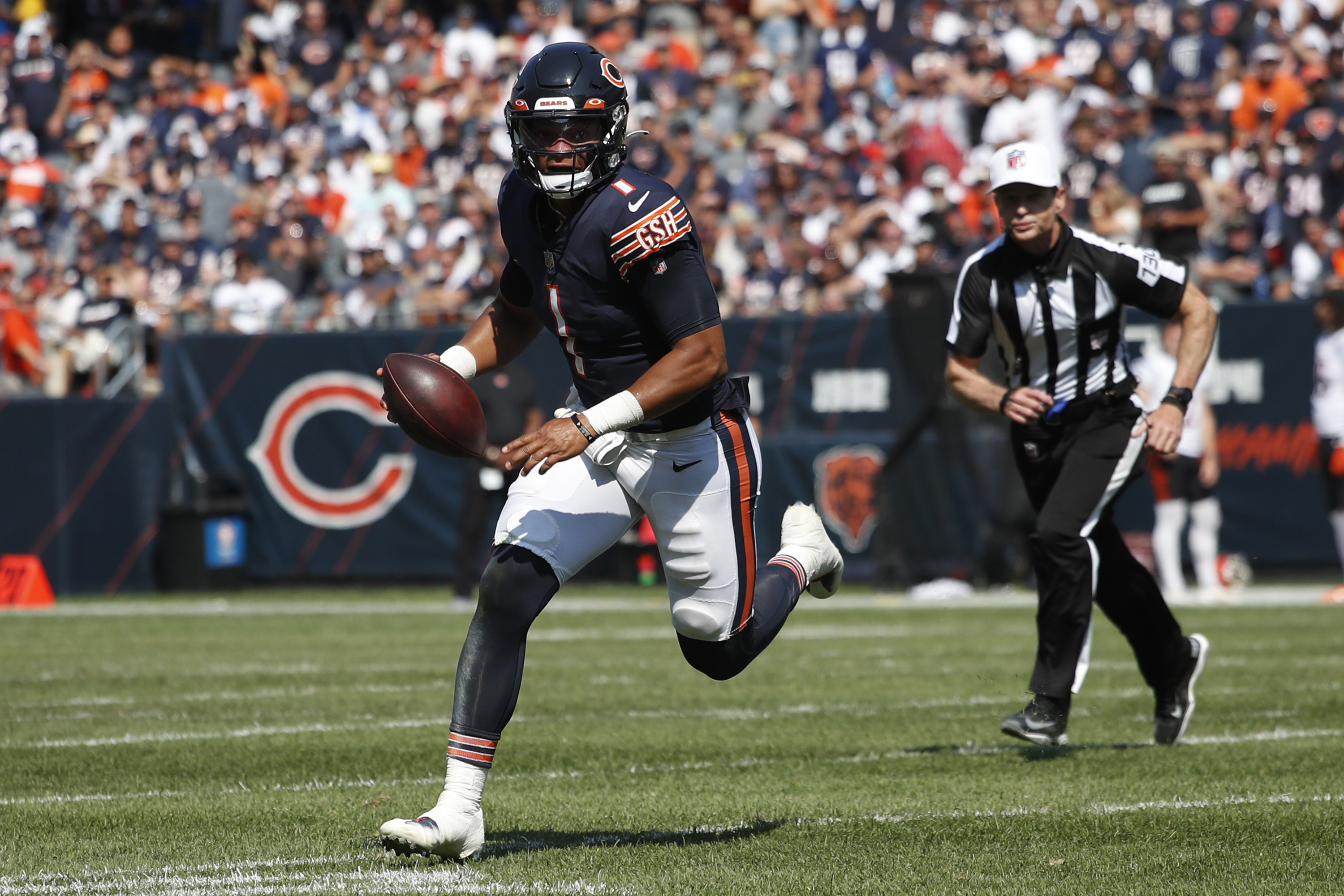 Chicago Bears QB Justin Fields to make 1st NFL start against Cleveland  Browns Sunday replacing injured Andy Dalton - ABC7 Chicago