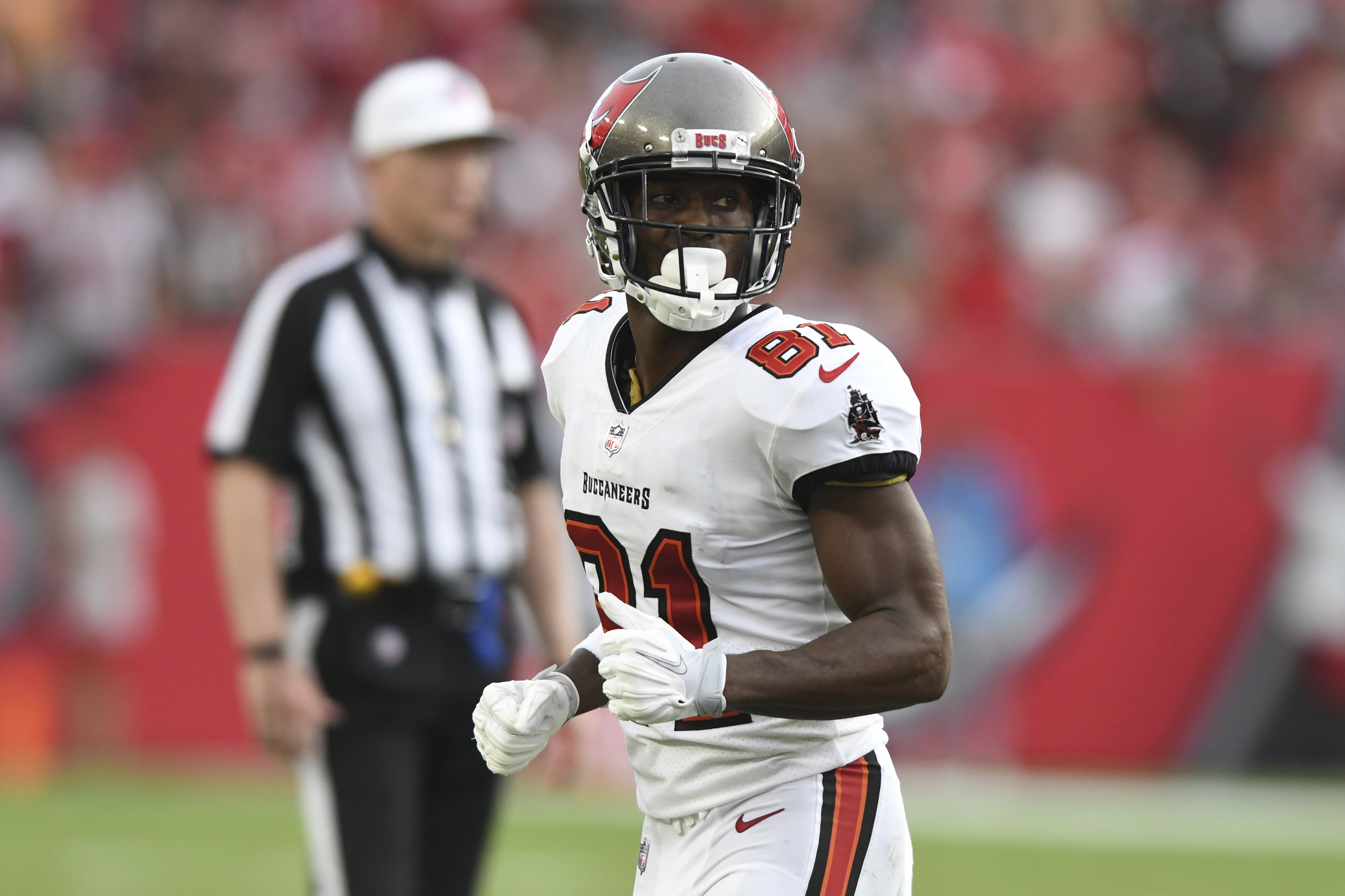 Report: Antonio Brown Won't Play for Bucs vs. Rams After Being Placed on COVID L..