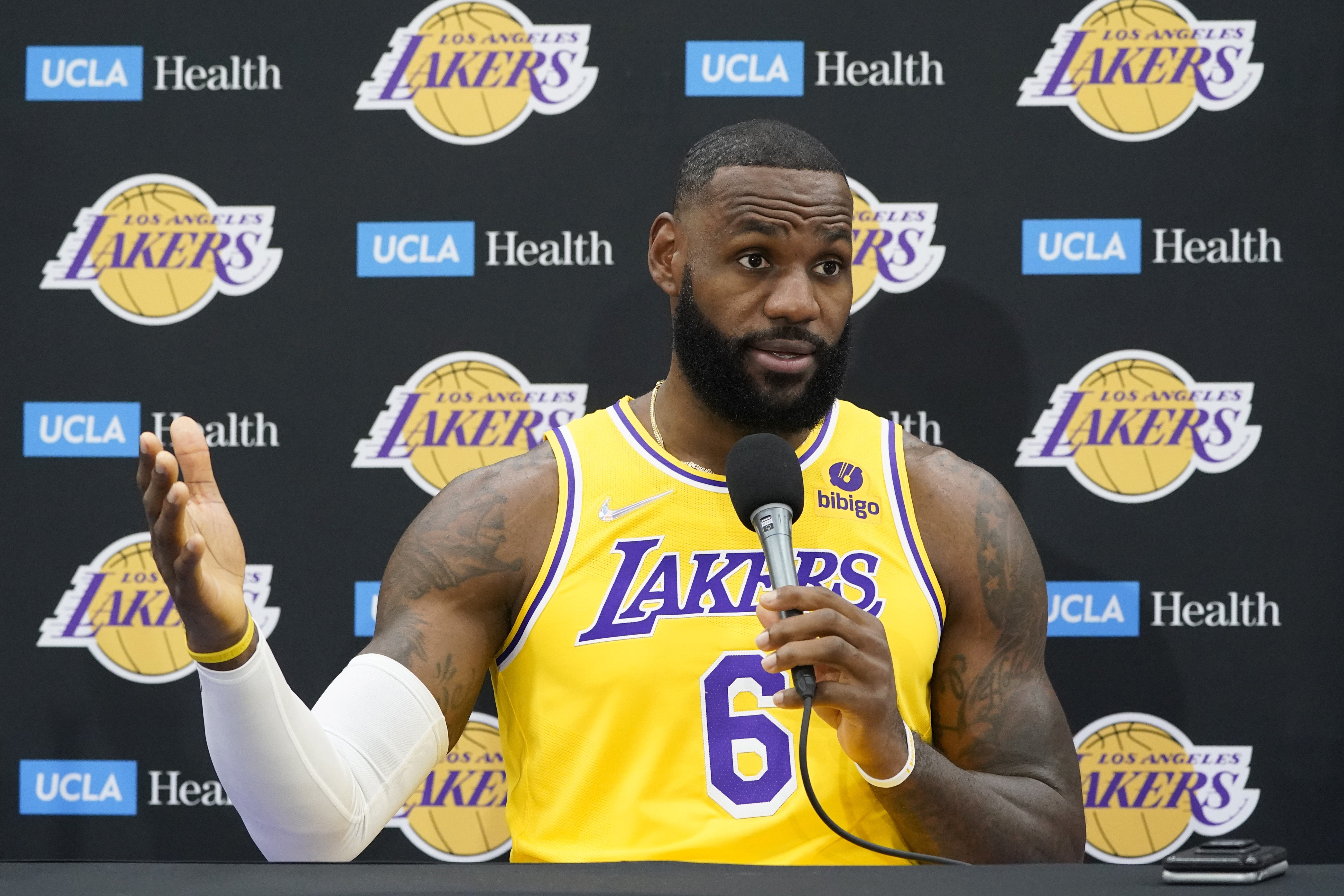 LeBron James takes Lakers media to task
