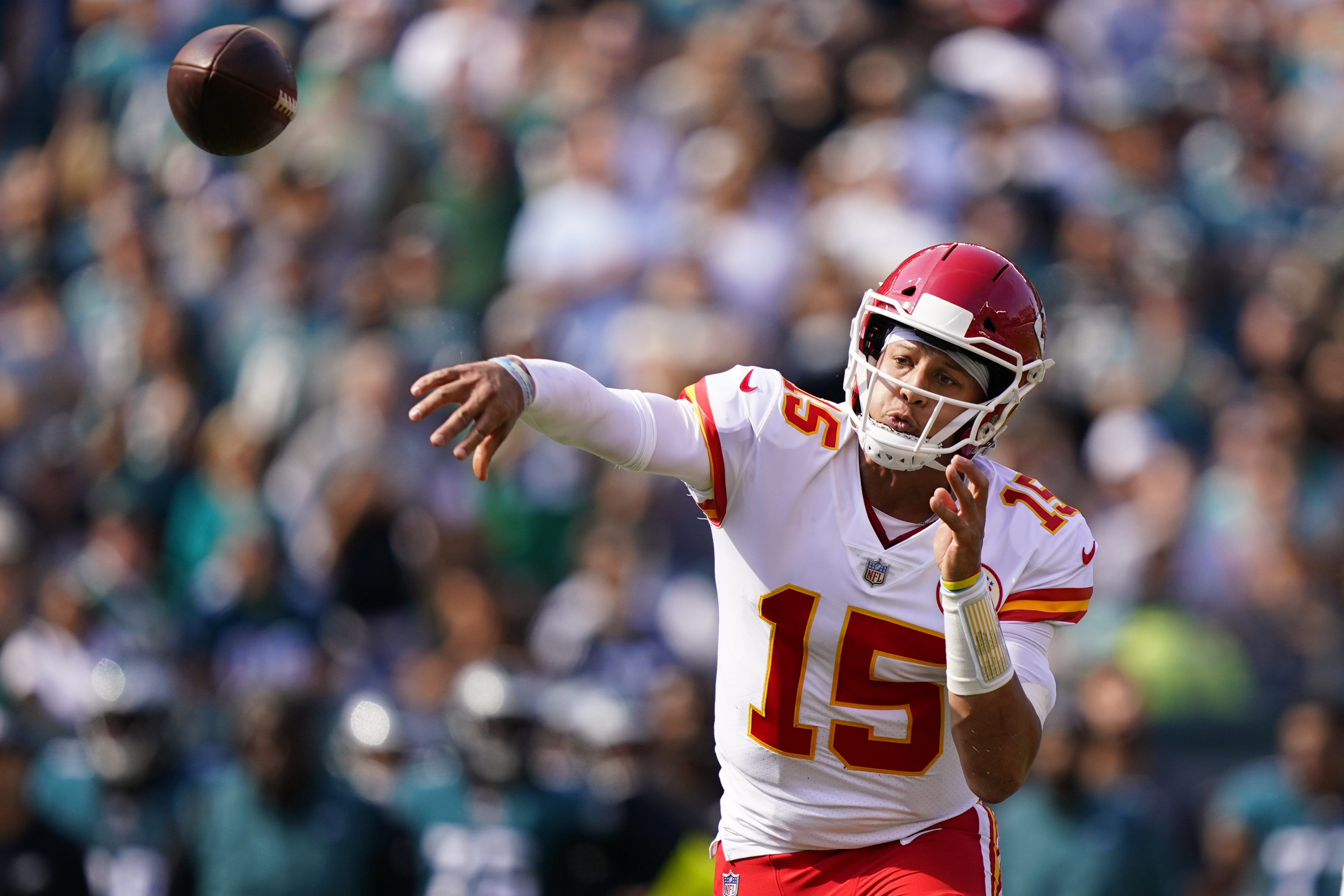 WATCH: Patrick Mahomes connects with Tyreek Hill on 75-yard TD