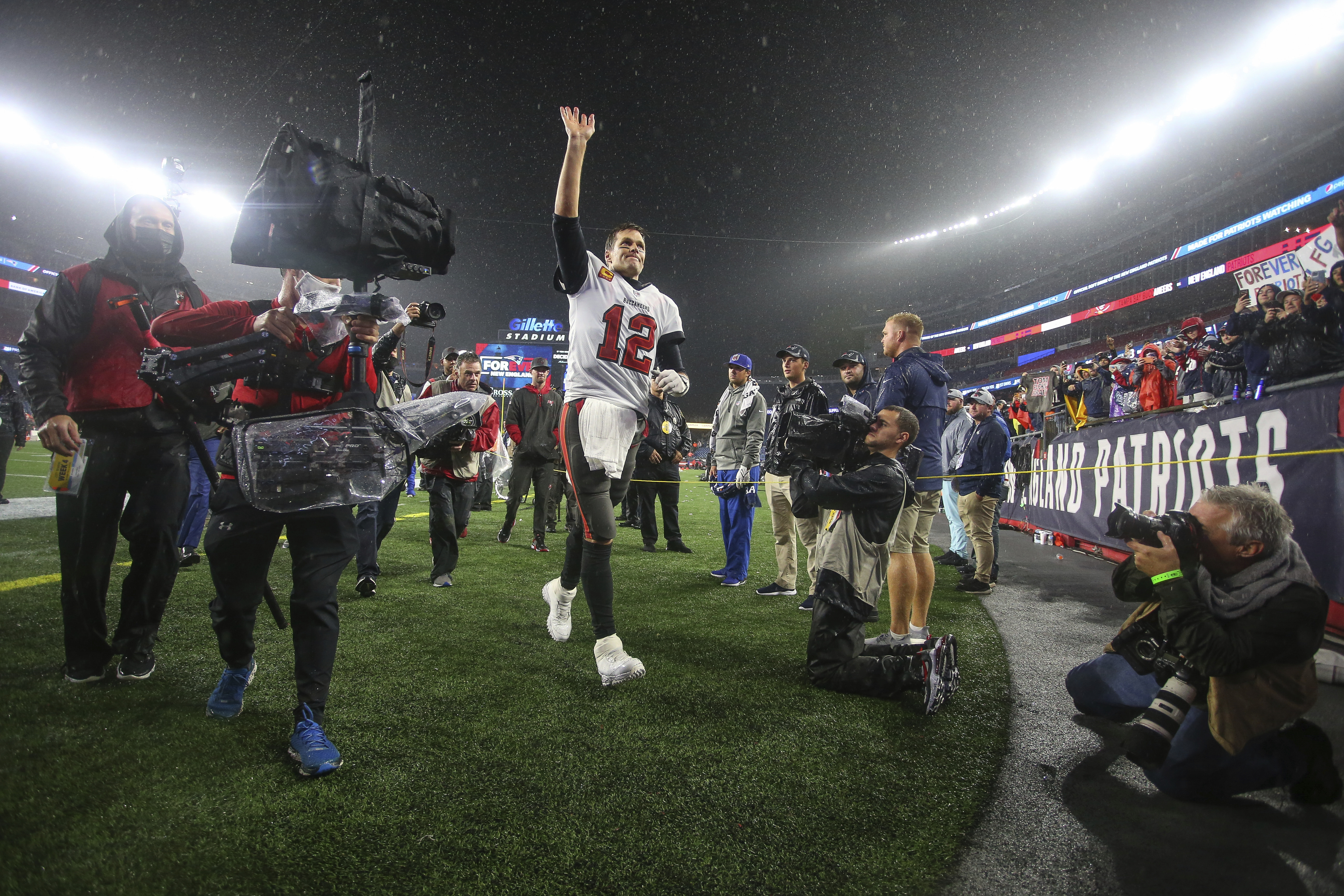 Tom Brady and Bill Belichick share short hug after Patriots vs Bucs