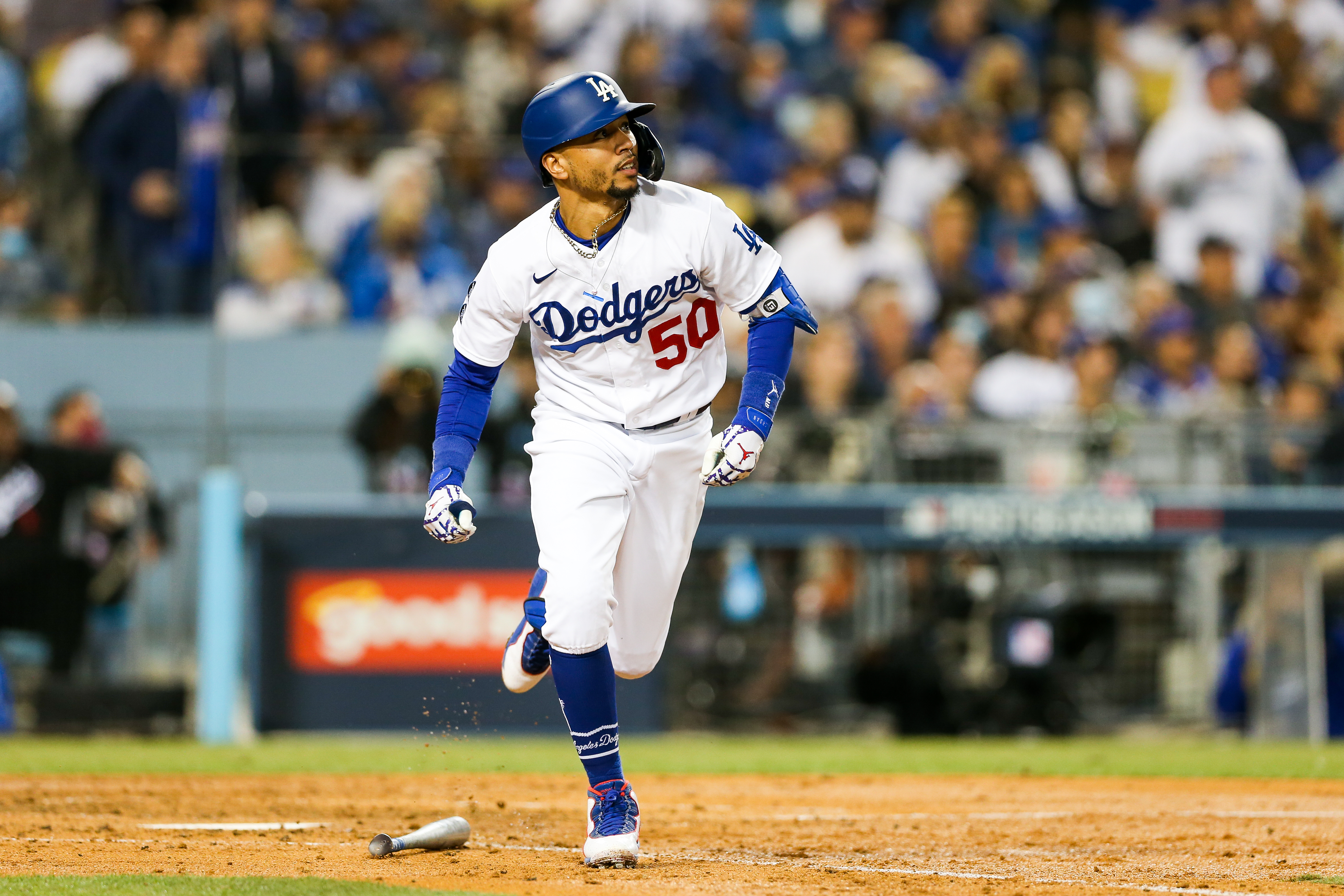 Betts hits 200th career HR as Dodgers defeat Giants 4-2