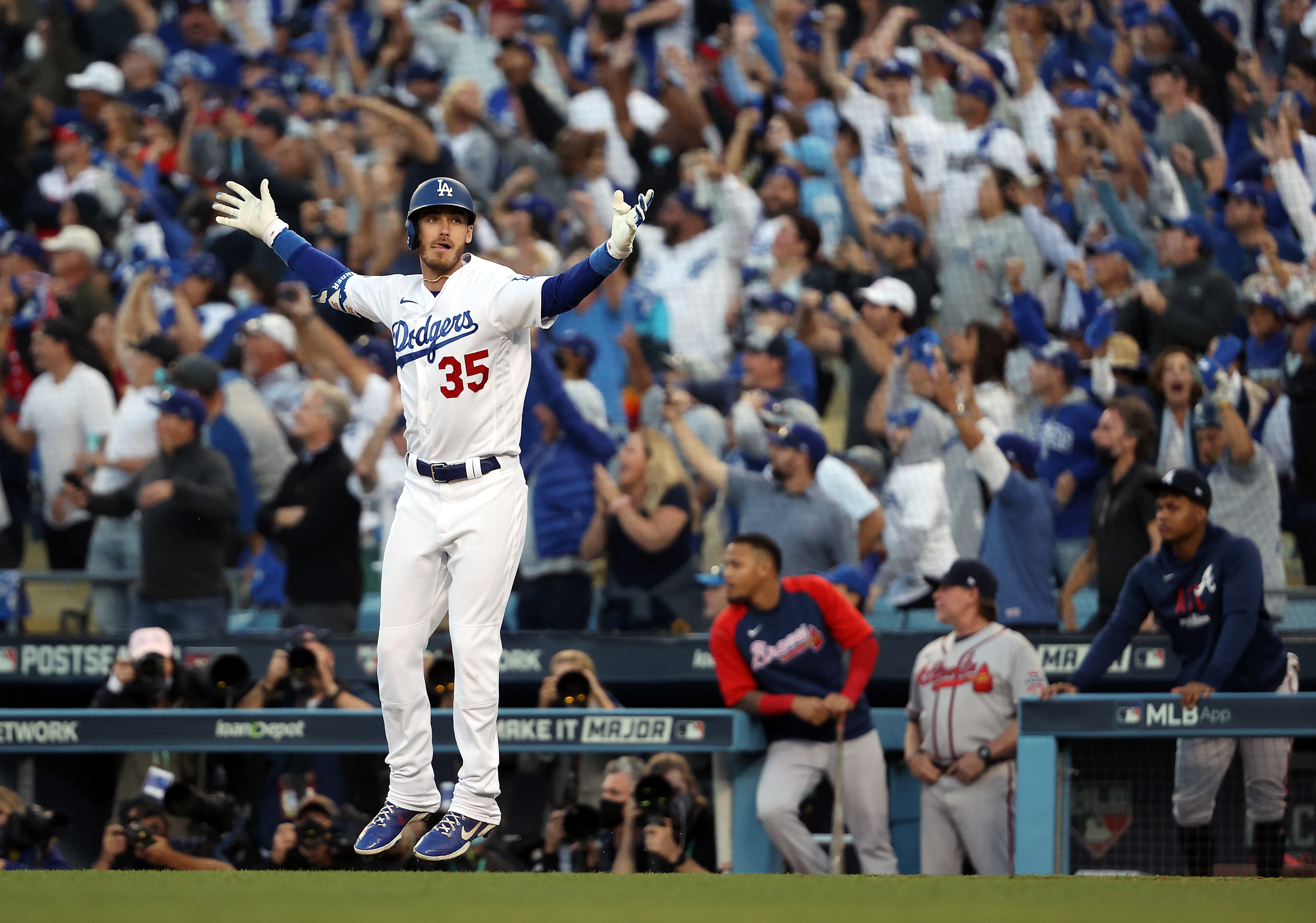 Cody Bellinger's 3-run homer in 8th fuels Dodgers' rally to beat