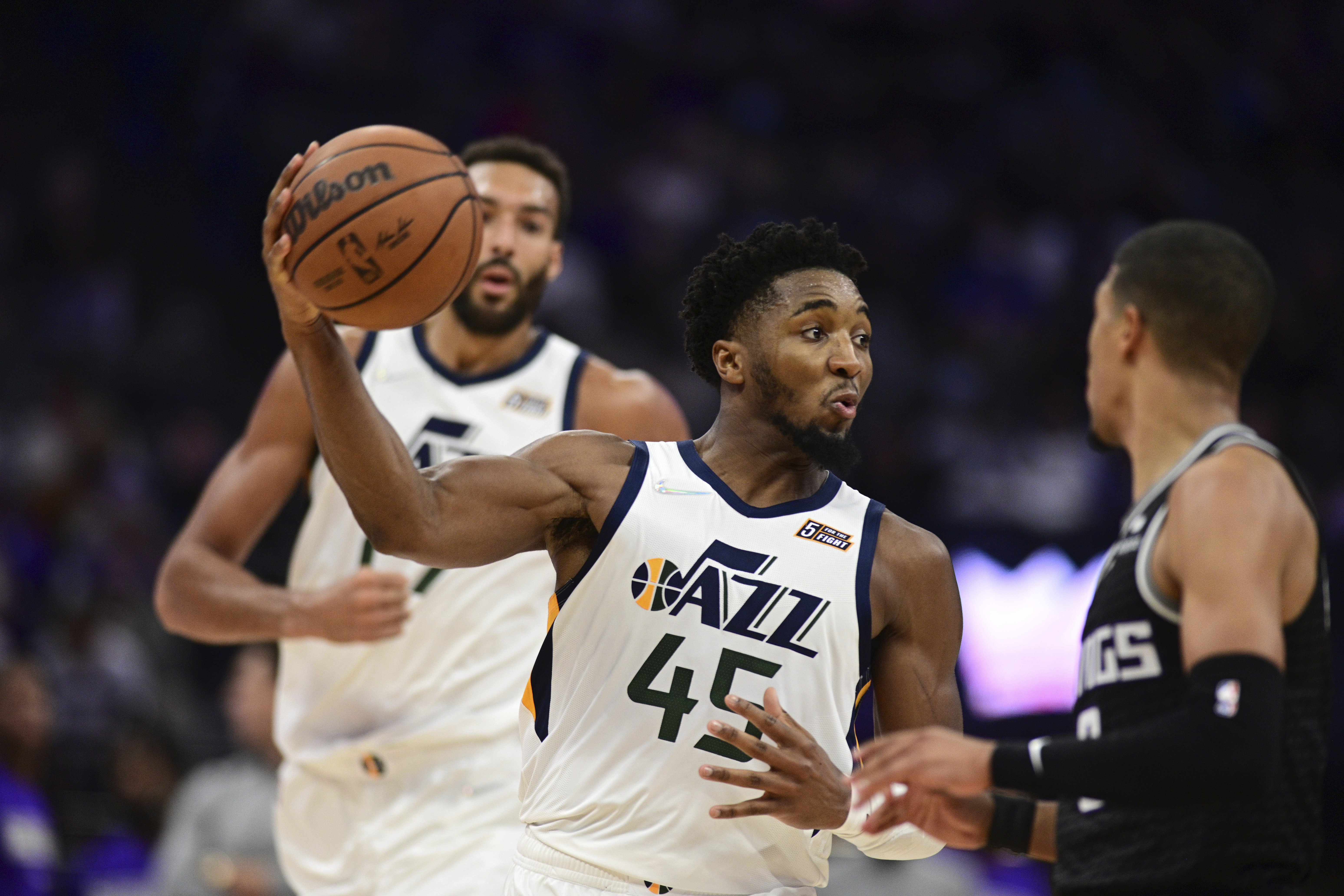 Utah Jazz Donovan Mitchell drives to the basket during the second half of the team's NBA basketball game against the Sacramento Kings in Sacramento, Calif., Friday, Oct. 22, 2021. The Jazz 110-101. (AP Photo/José Luis Villegas)