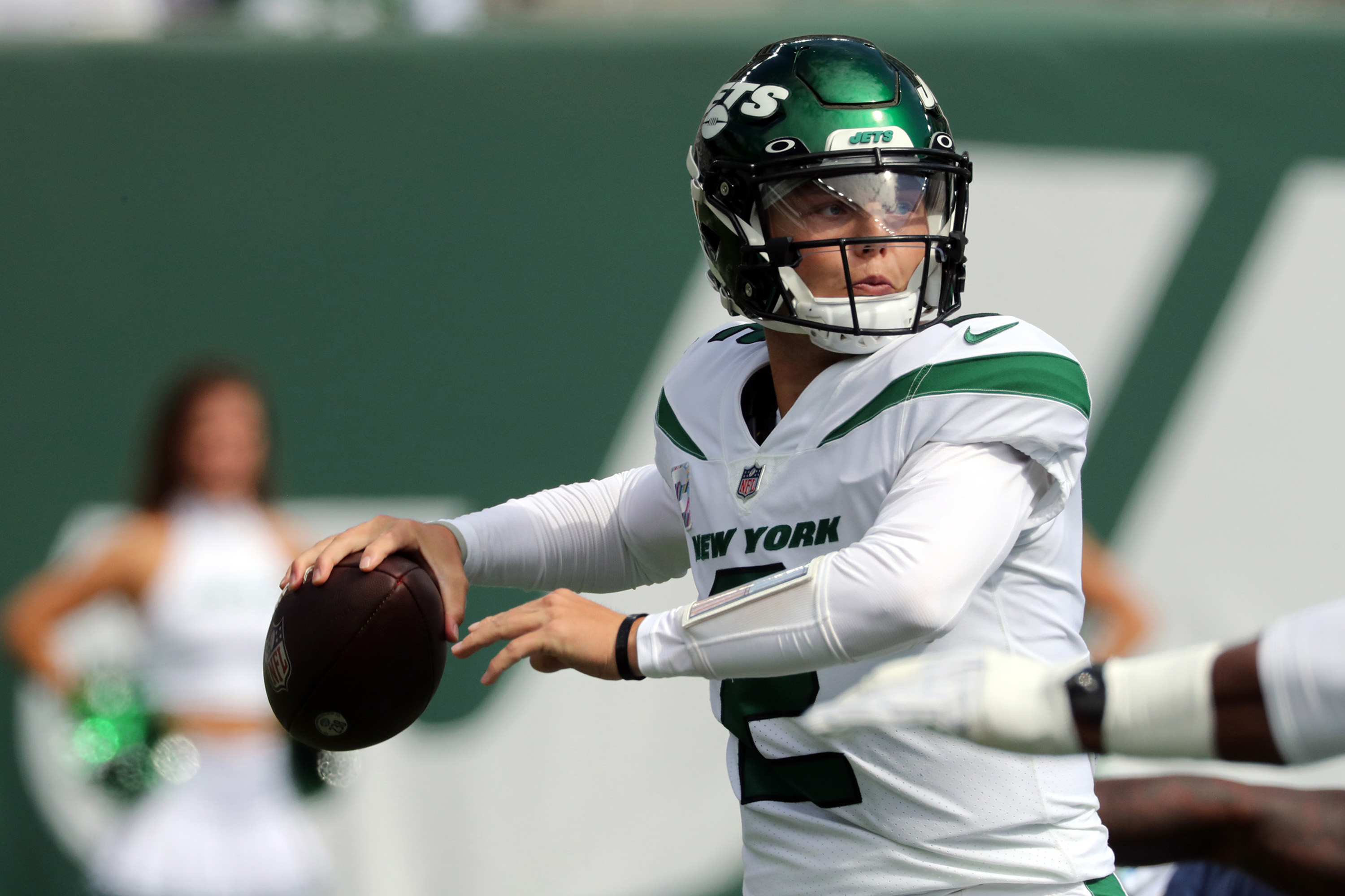 Jets QB Zach Wilson limps off, goes to locker room after going