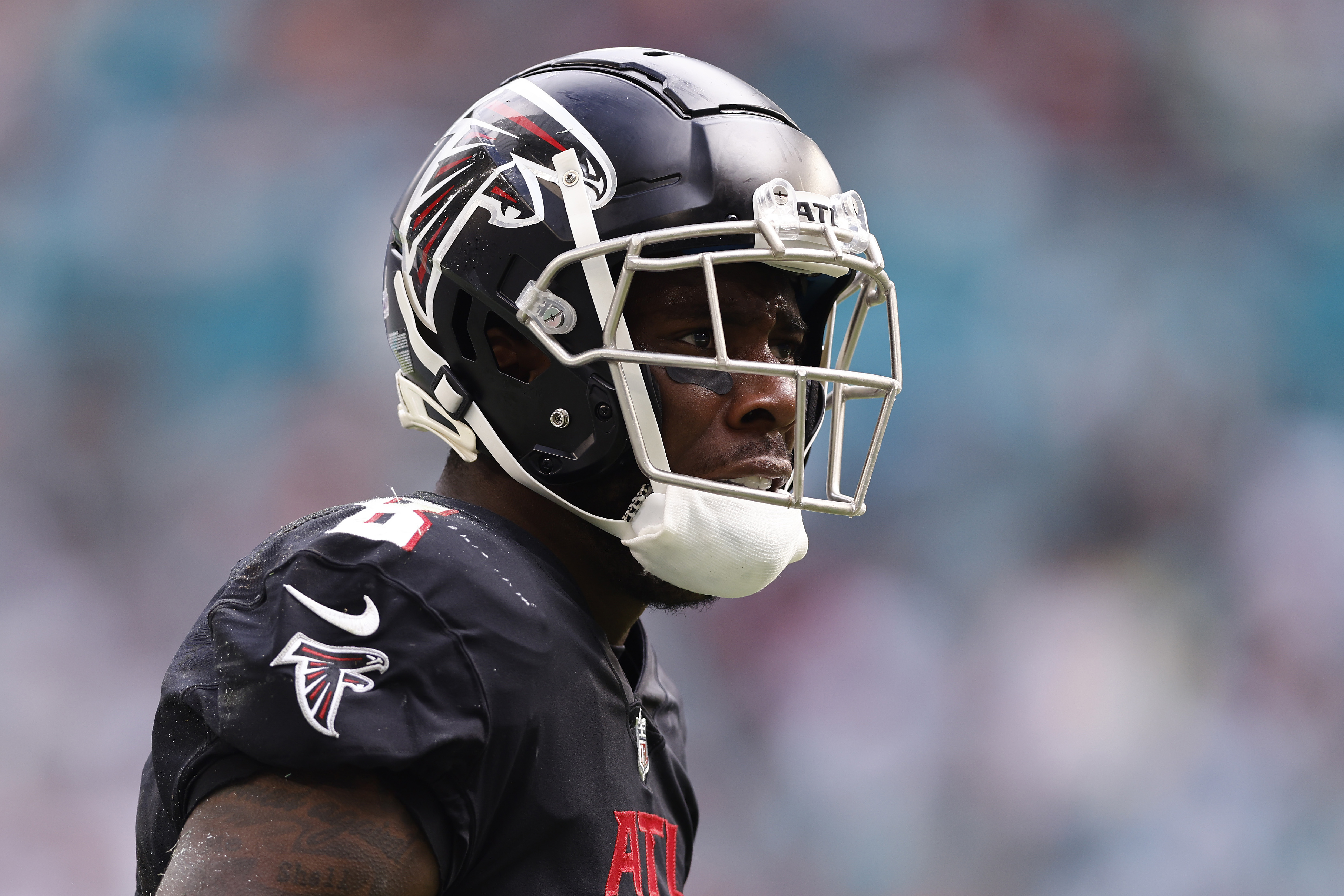 Atlanta Falcons tight end Kyle Pitts (8) participates in a jersey