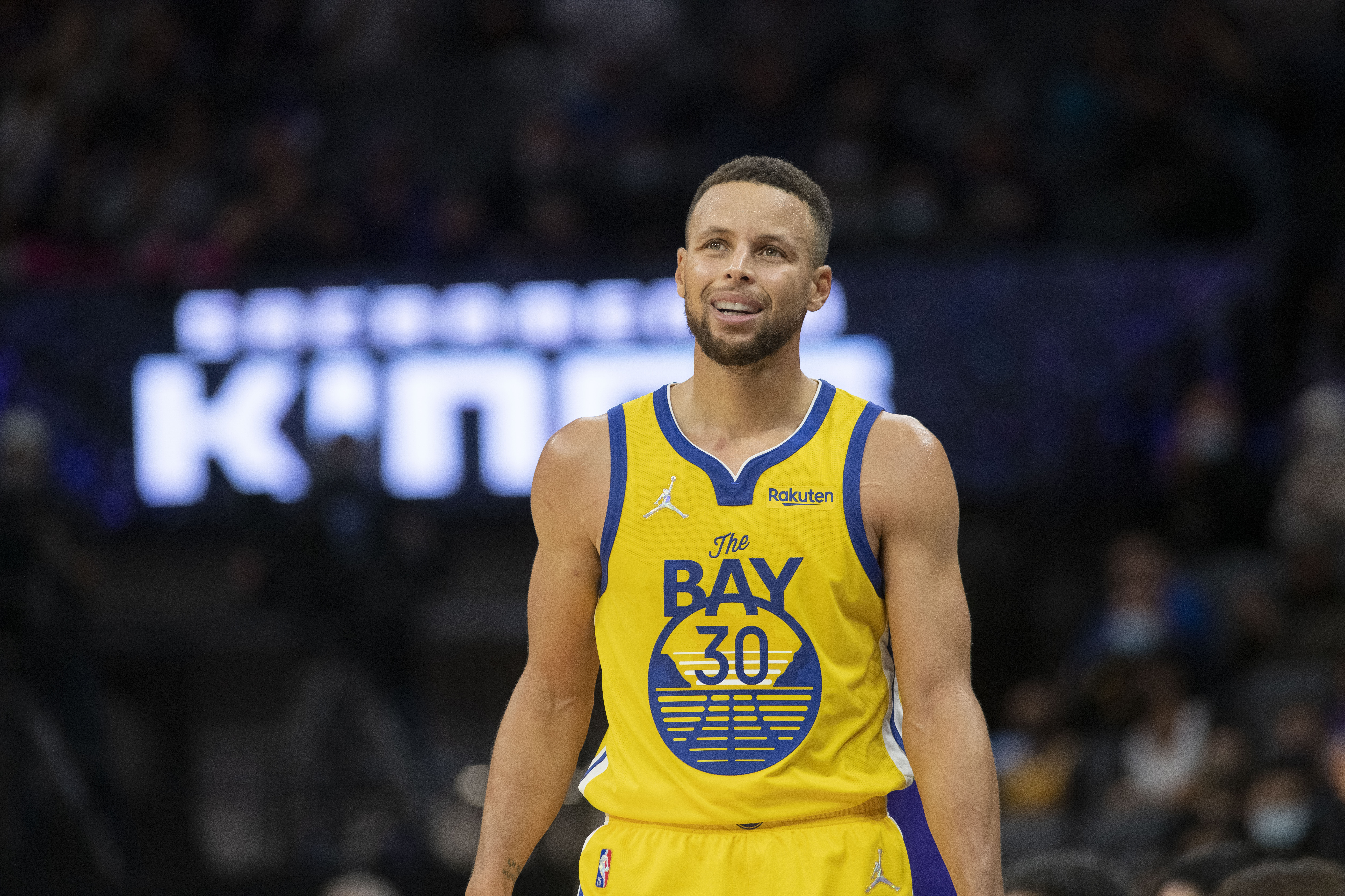 Warriors' Stephen Curry breaks Ray Allen's NBA career 3-point record