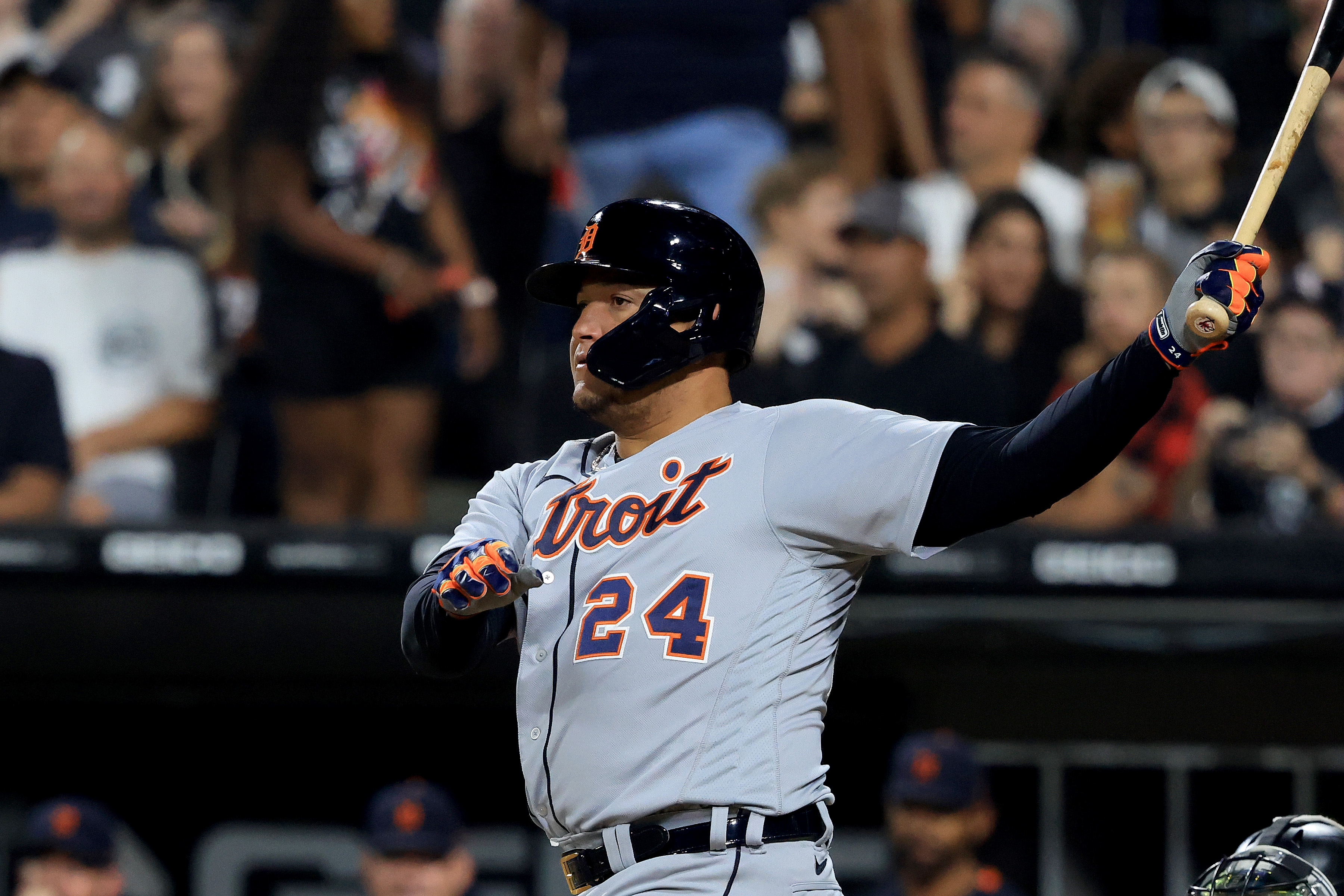 Miguel Cabrera takes one-hopper to face, leaves bleeding as much