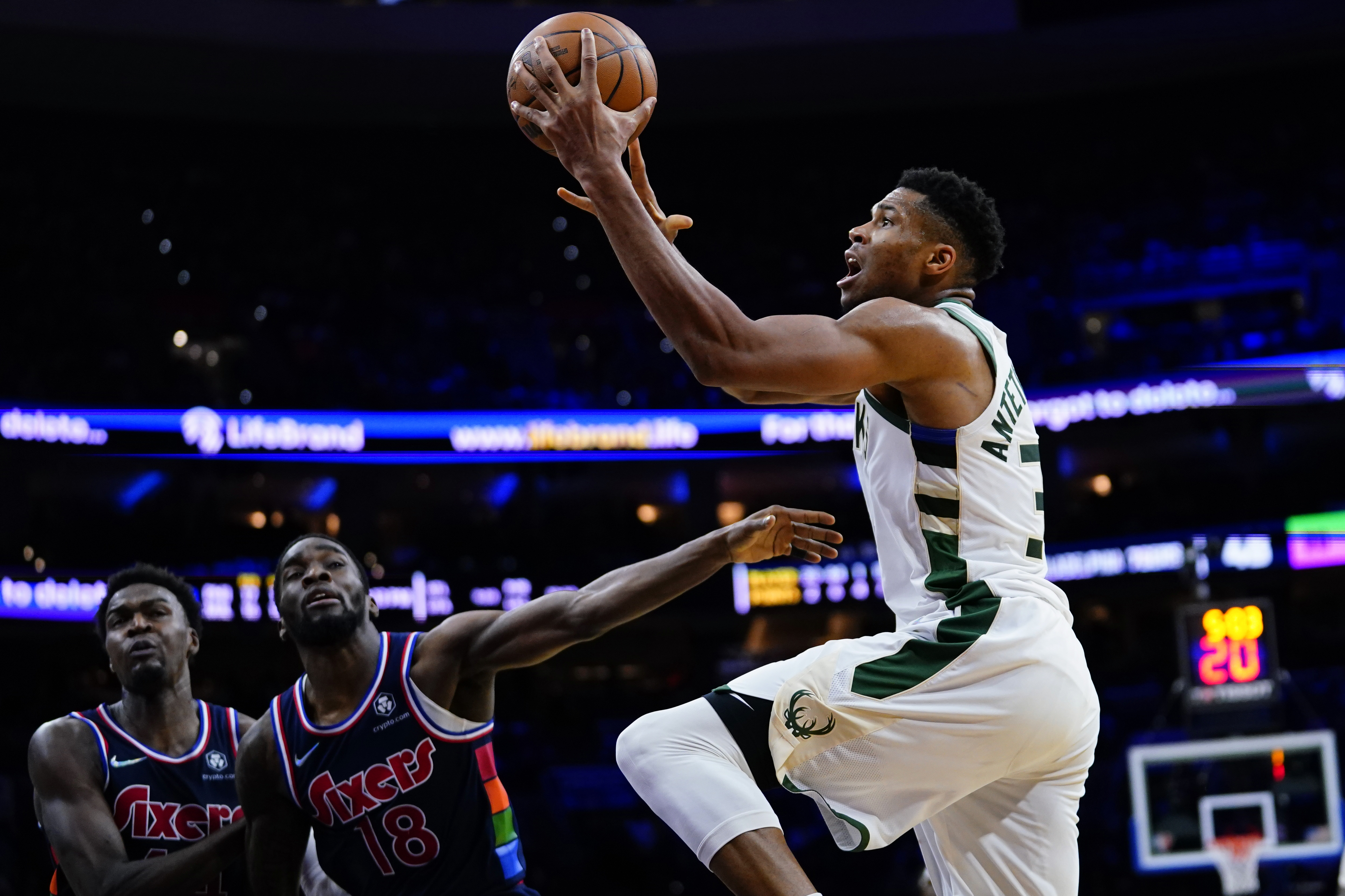 Giannis Antetokounmpo goes for 31 and 16 in win over Philly