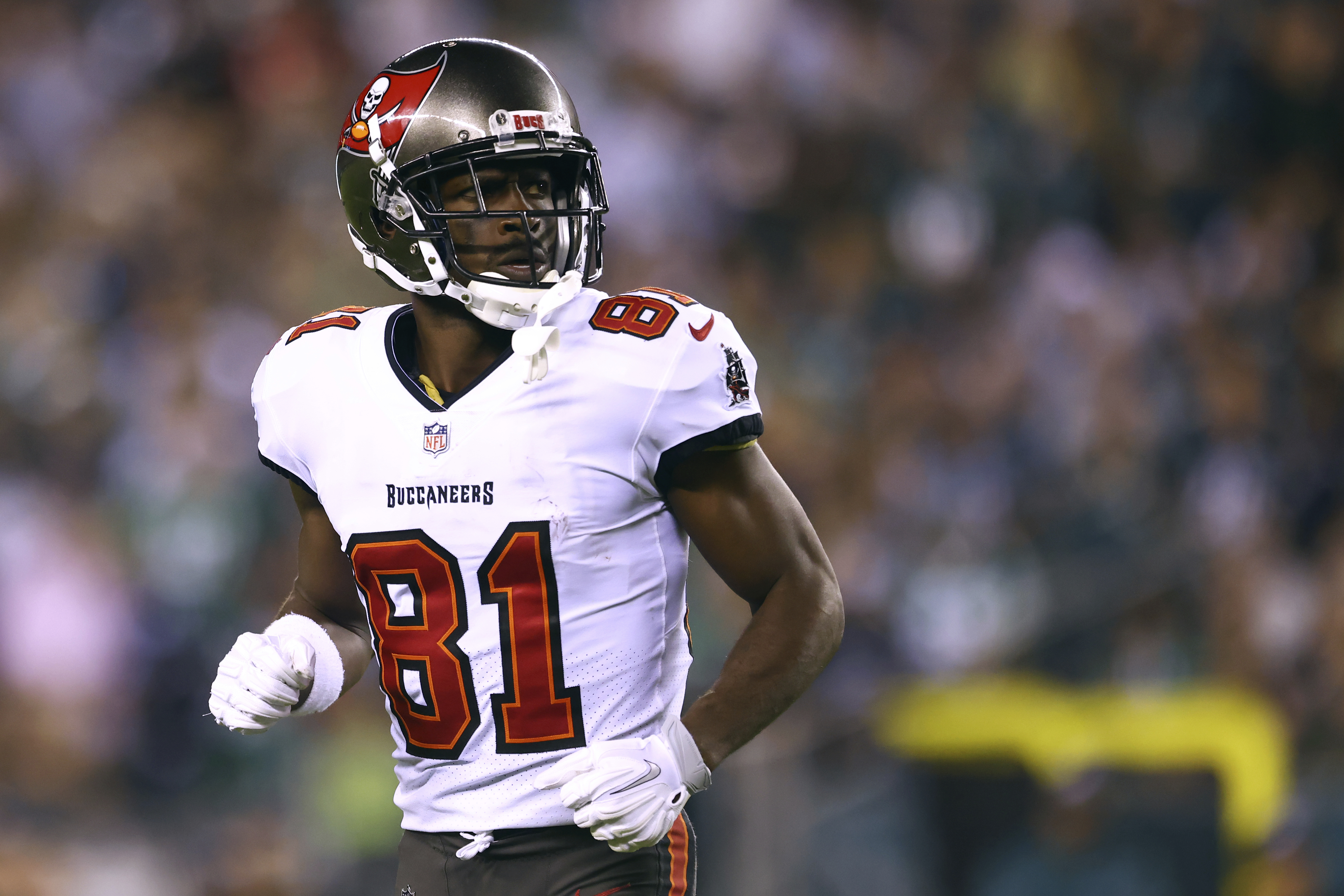 Buccaneers' Antonio Brown Accused of Obtaining Fake Vaccination Card by Former Chef
