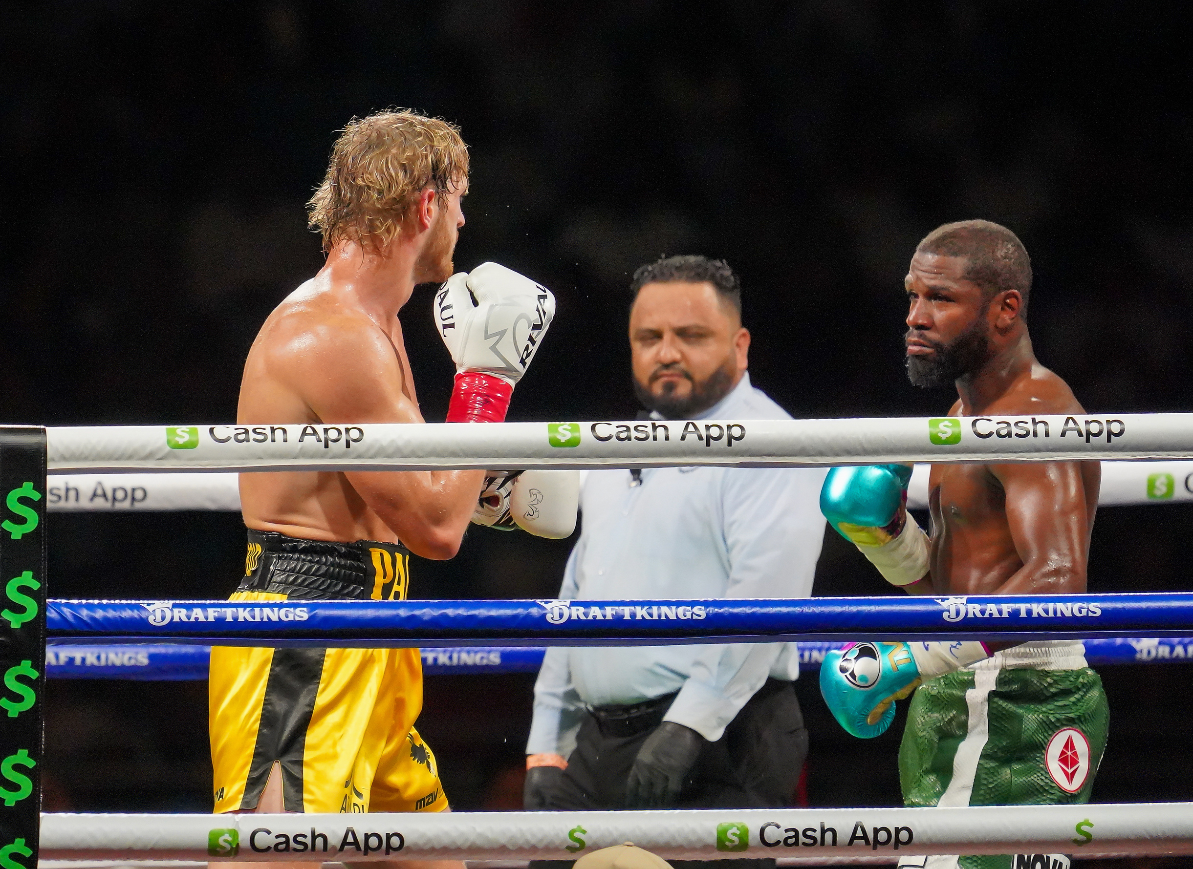 Logan Paul goes the distance in exhibition fight vs Floyd