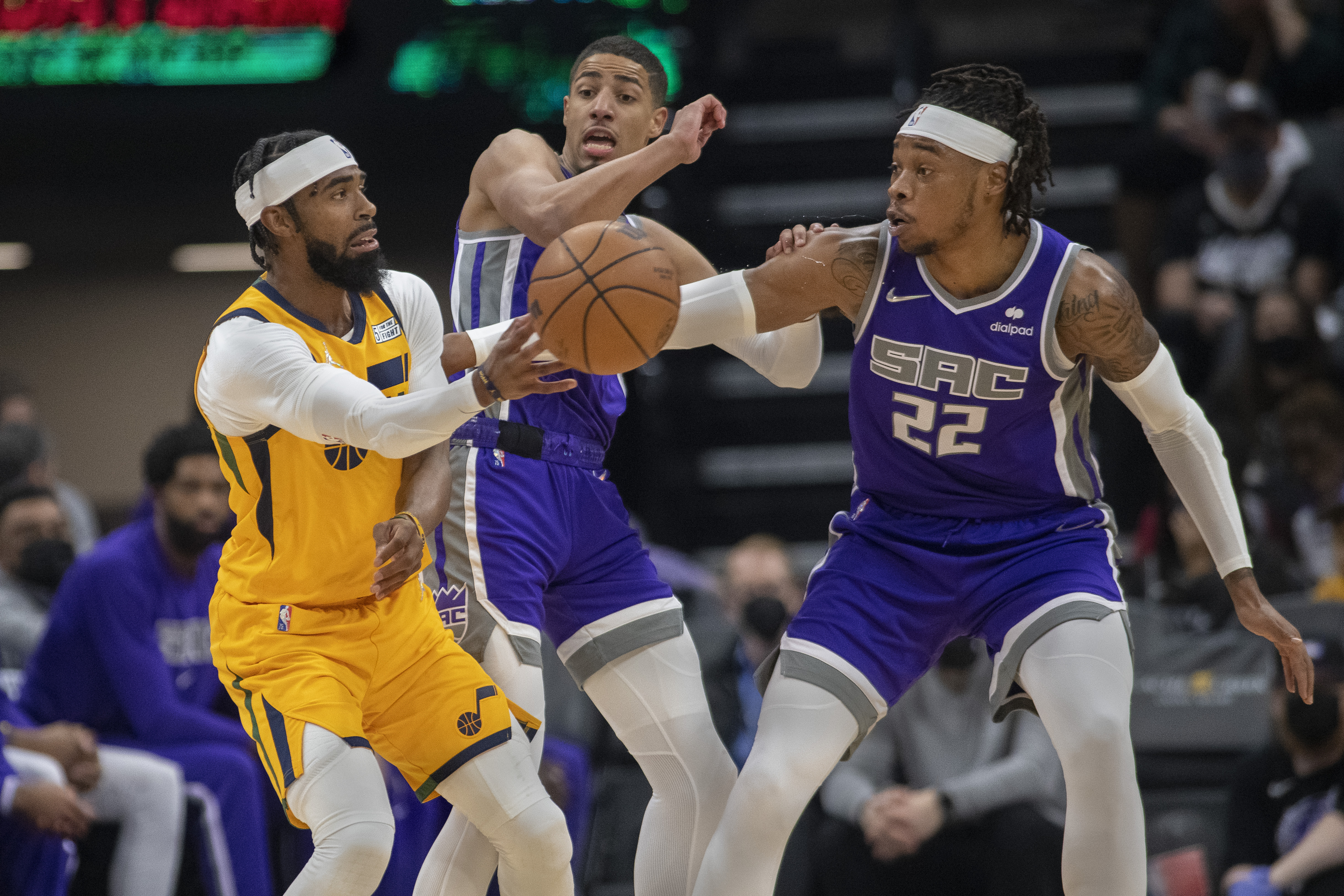 Jazz vs. Kings Game Delayed After Fan Vomits on Court in 4th Quarter