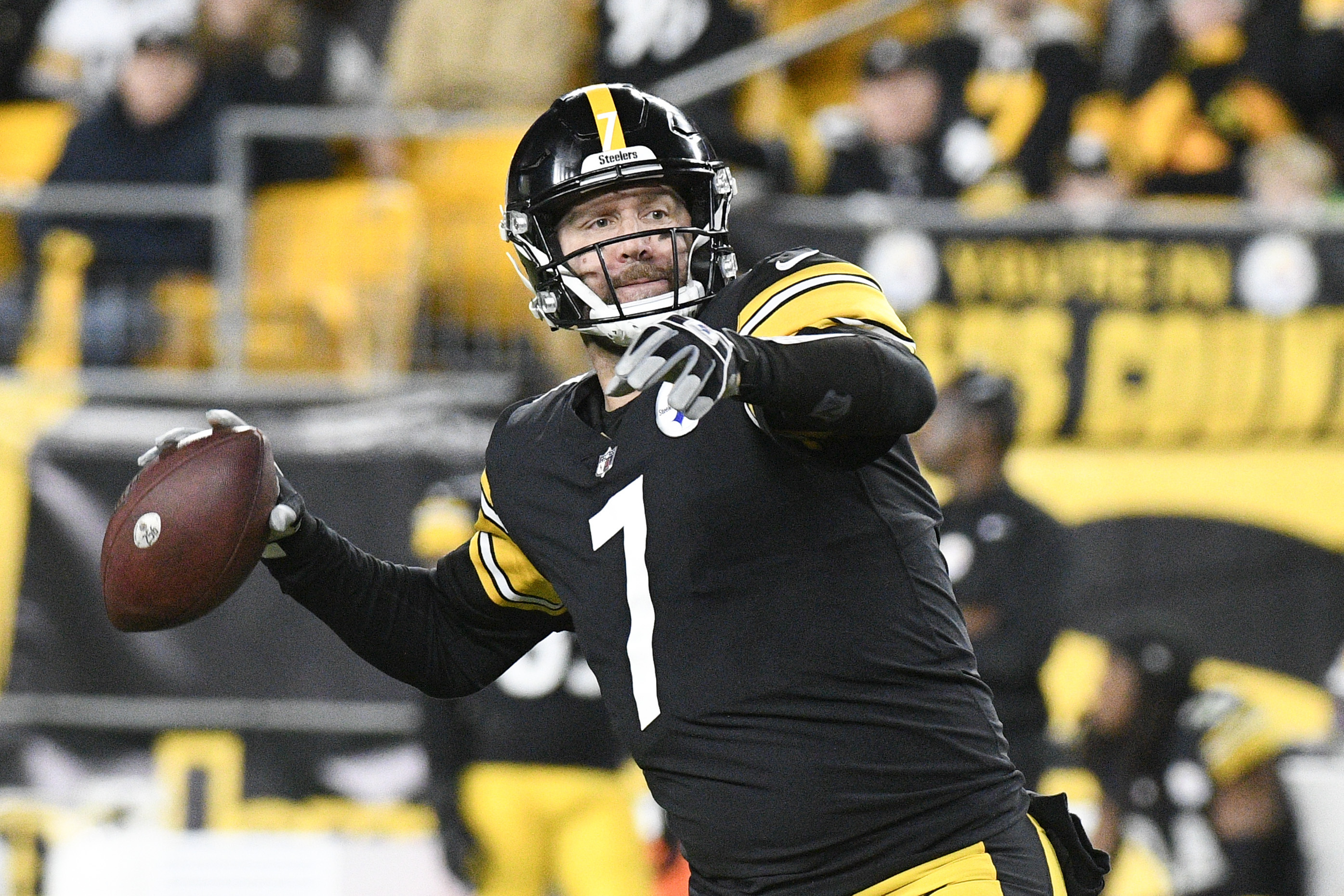 Ben Roethlisberger gets a home salute after helping the Steelers