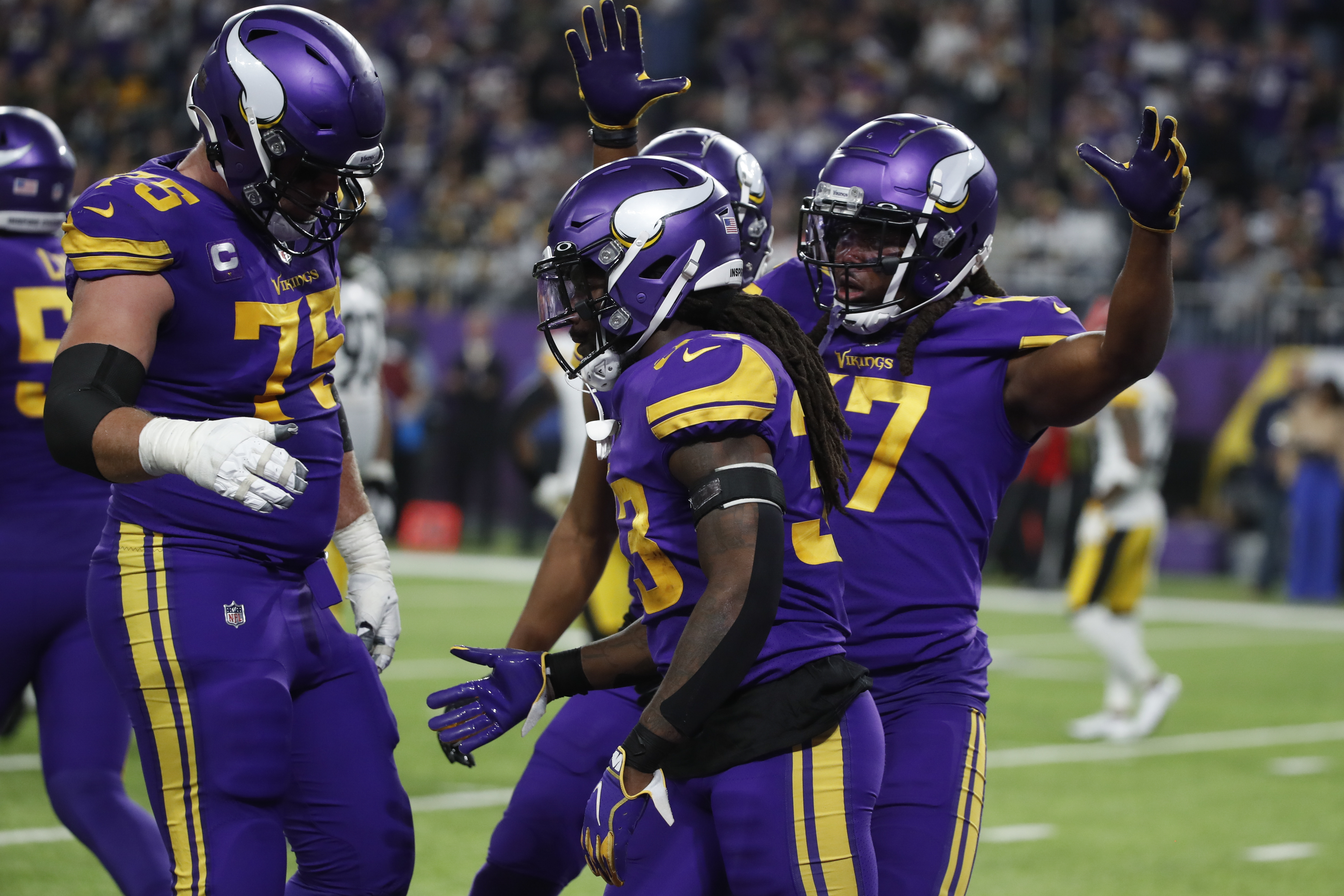 Vikings Fend off Steelers' Furious 4th-Quarter Comeback to Capture