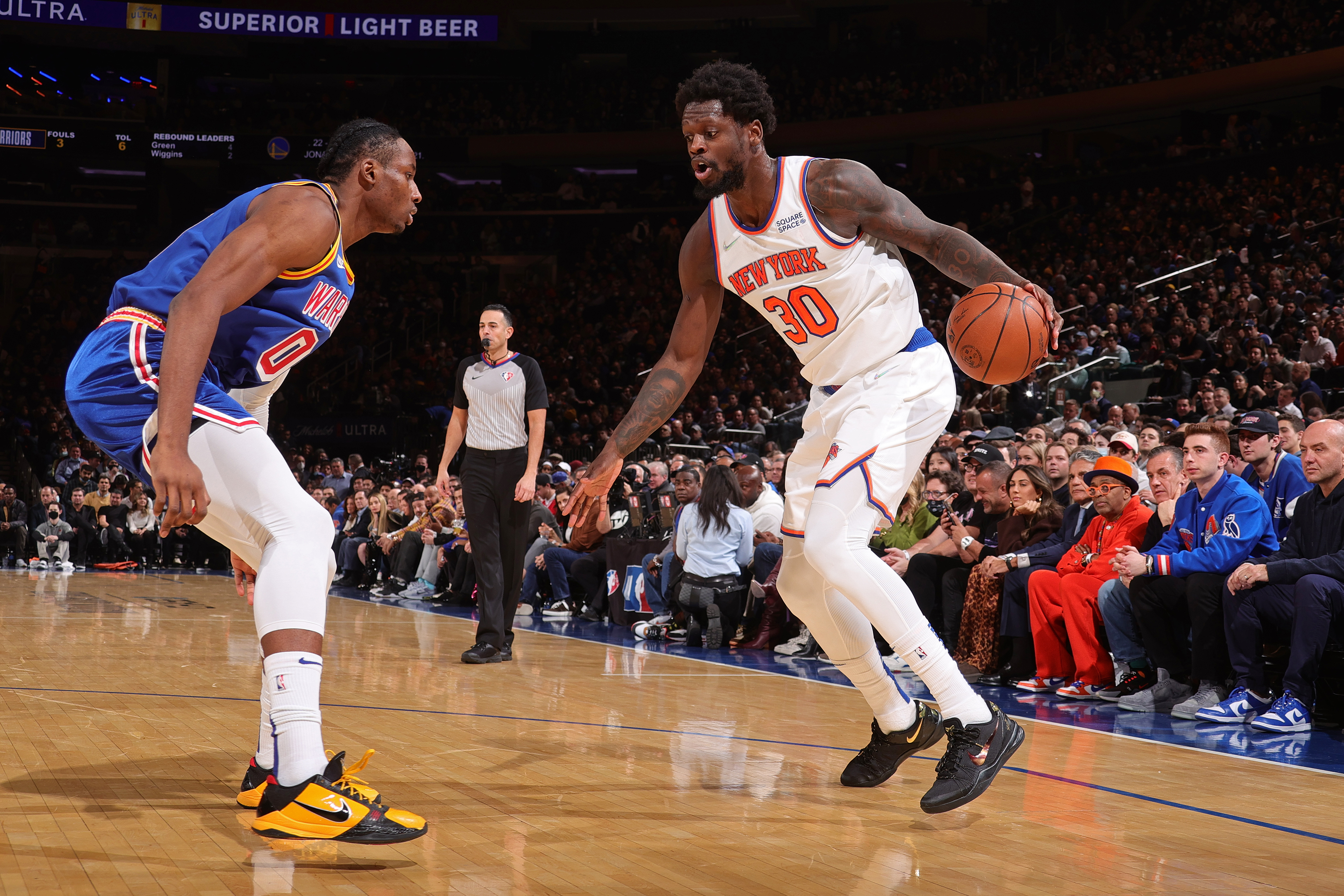 NEW YORK, NY - DECEMBER 14: Jonathan Kuminga #00 of the Golden State Warriors plays defense on Julius Randle #30 of the New York Knicks during the game on December 14, 2021 at Madison Square Garden in New York City, New York.  NOTE TO USER: User expressly acknowledges and agrees that, by downloading and or using this photograph, User is consenting to the terms and conditions of the Getty Images License Agreement. Mandatory Copyright Notice: Copyright 2021 NBAE  (Photo by Nathaniel S. Butler/NBAE via Getty Images)