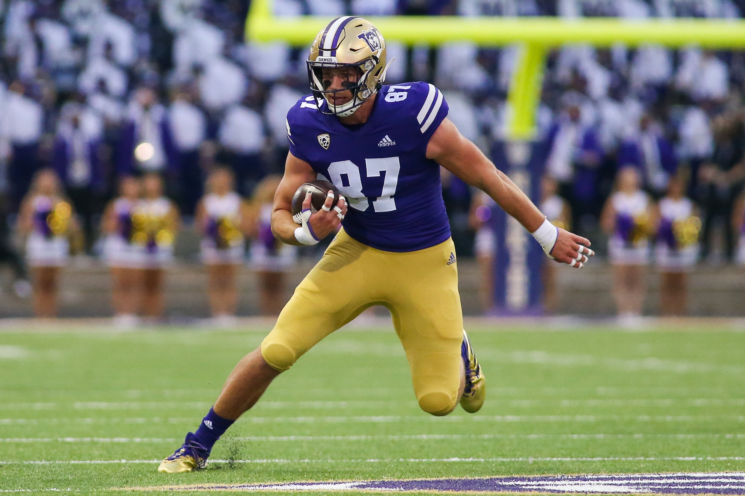SEATTLE, WA - OCTOBER 16: Washington Huskies tight end Cade Otton (87) runs with the ball during a college football game between the UCLA Bruins and the Washington Huskies on October 16, 2021, at Husky Stadium in Seattle, WA. (Photo by Jacob Snow/Icon Sportswire via Getty Images) SEATTLE, WA - OCTOBER 16: Washington Huskies tight end Cade Otton (87) runs with the ball during a college football game between the UCLA Bruins and the Washington Huskies on October 16, 2021, at Husky Stadium in Seattle, WA. (Photo by Jacob Snow/Icon Sportswire via Getty Images)