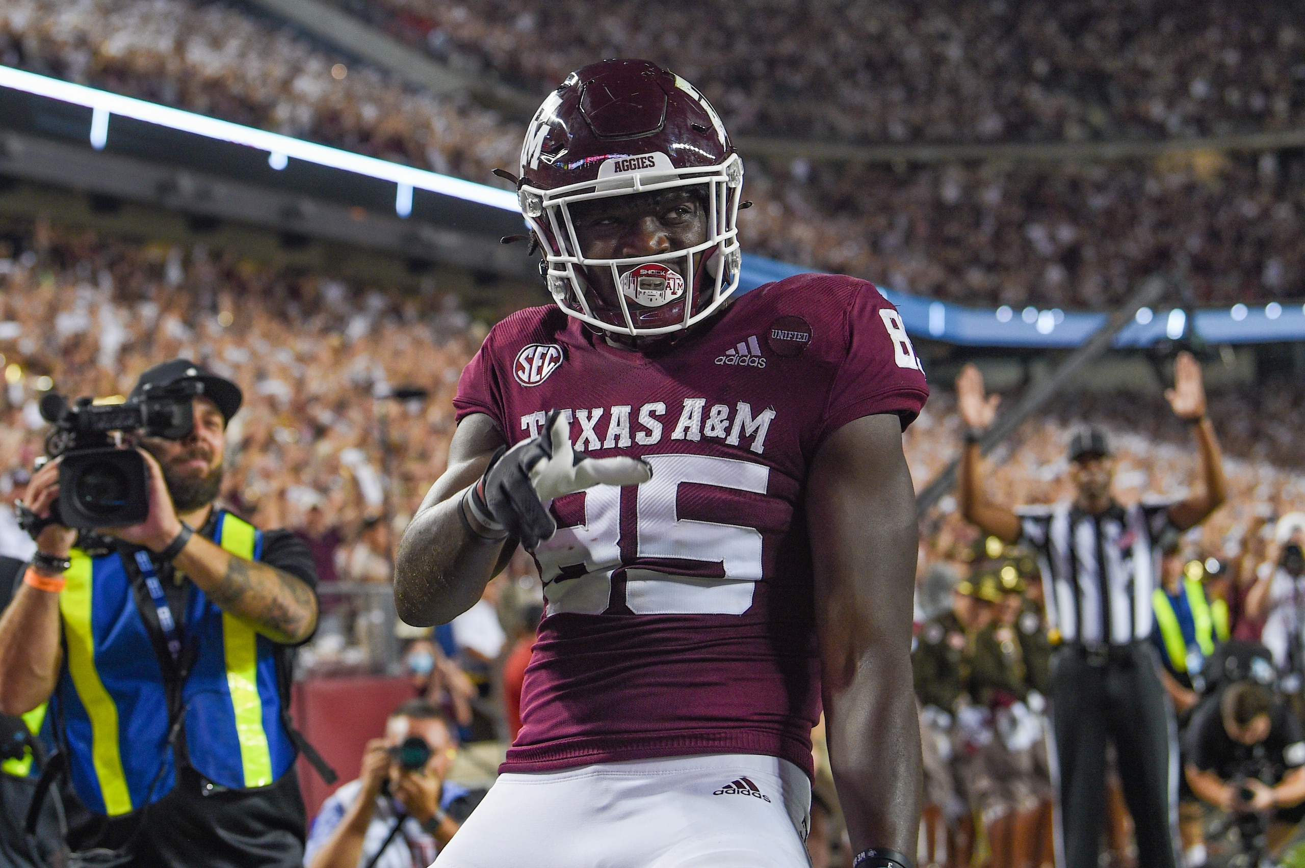 COLLEGE STATION, TX - OCTOBER 09: Texas A&M Aggies tight end Jalen Wydermyer (85) celebrates a first half touchdown reception during a game between the Alabama Crimson Tide and the Texas A&M Aggies at Kyle Field on October 9, 2021 in College Station, Texas. (Photo by Ken Murray/Icon Sportswire via Getty Images)