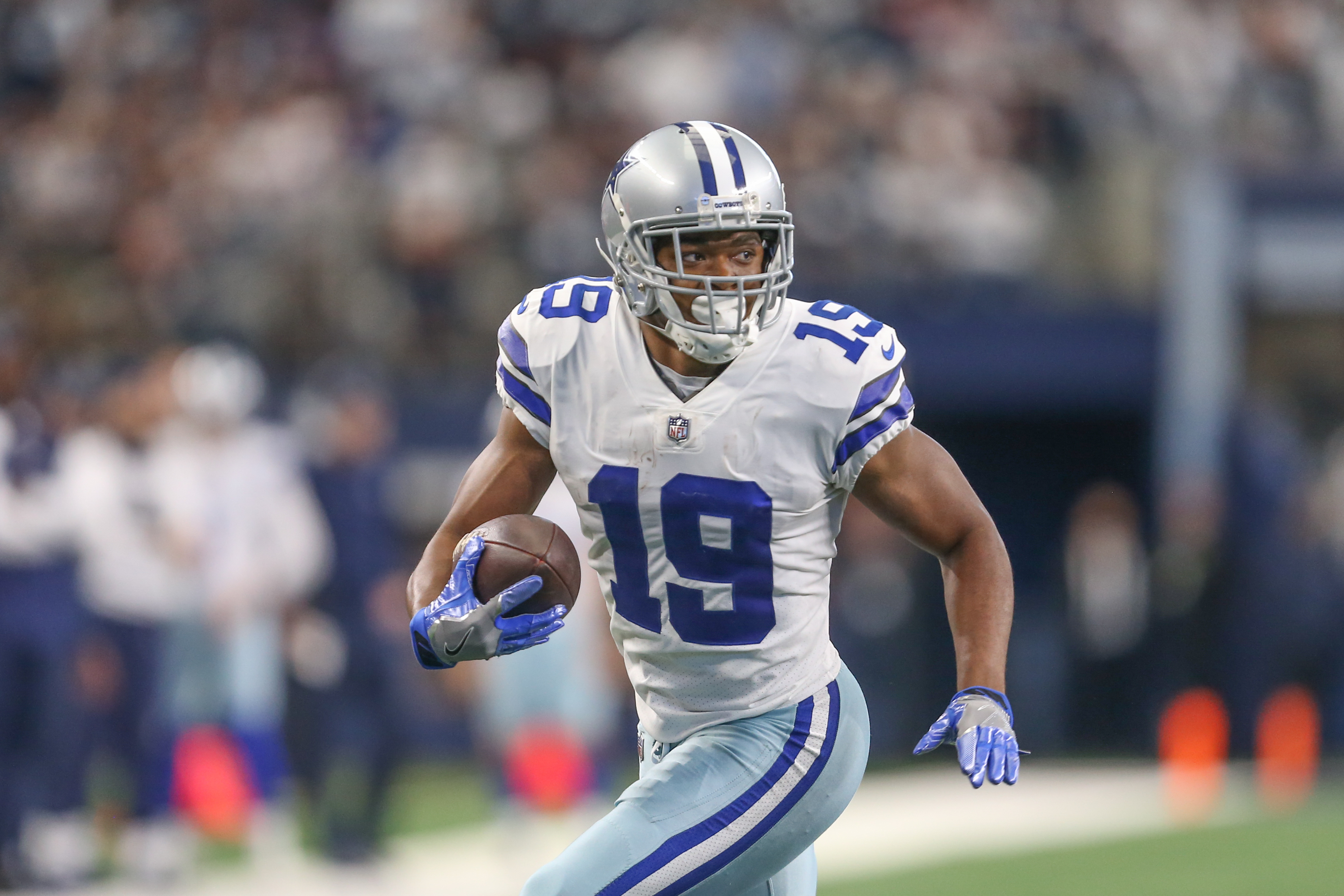 Amari Cooper of the Dallas Cowboys makes a touchdown pass reception