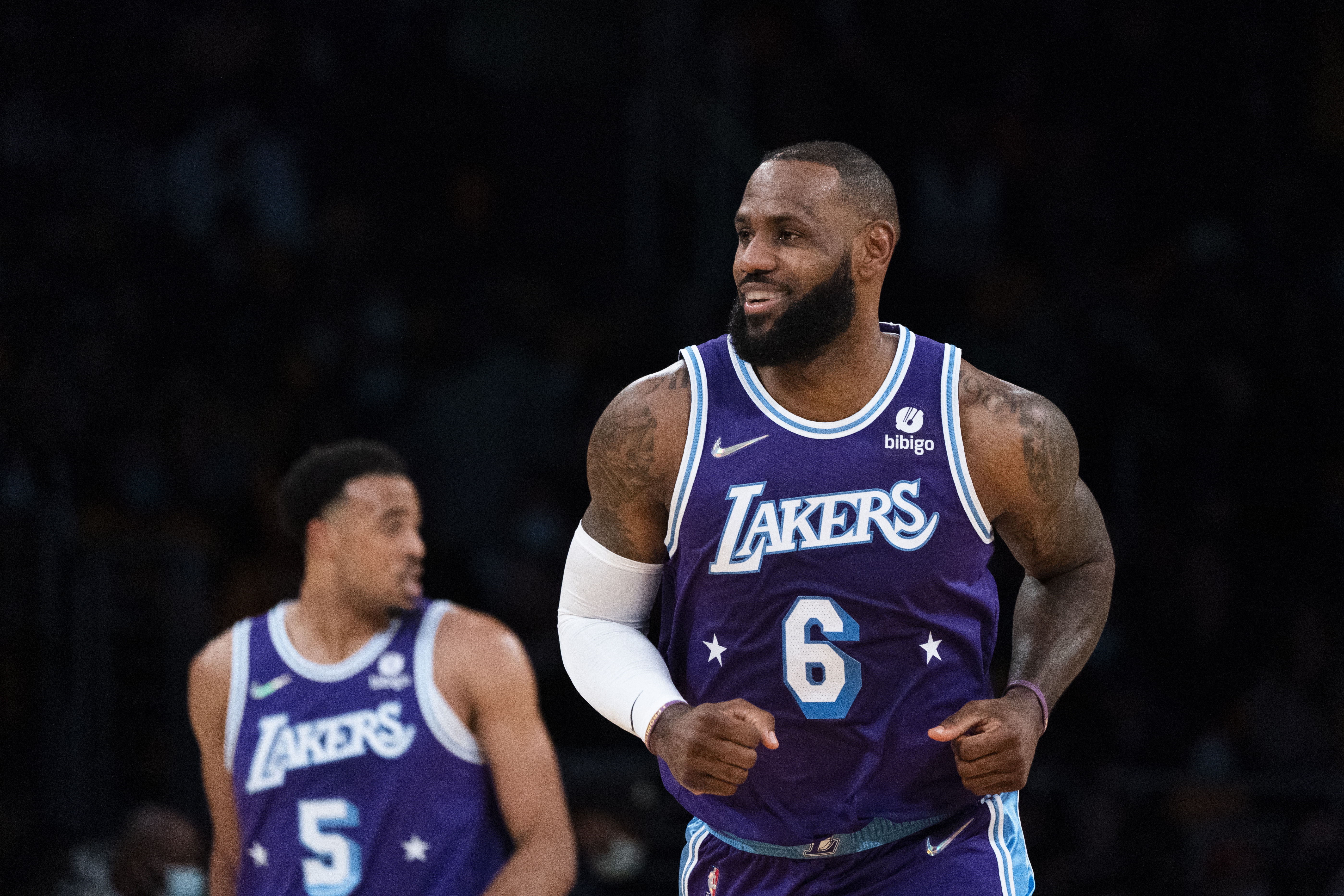 LeBron James, Lakers star says it's an honor to play on Christmas amid Injuries COVID thumbnail