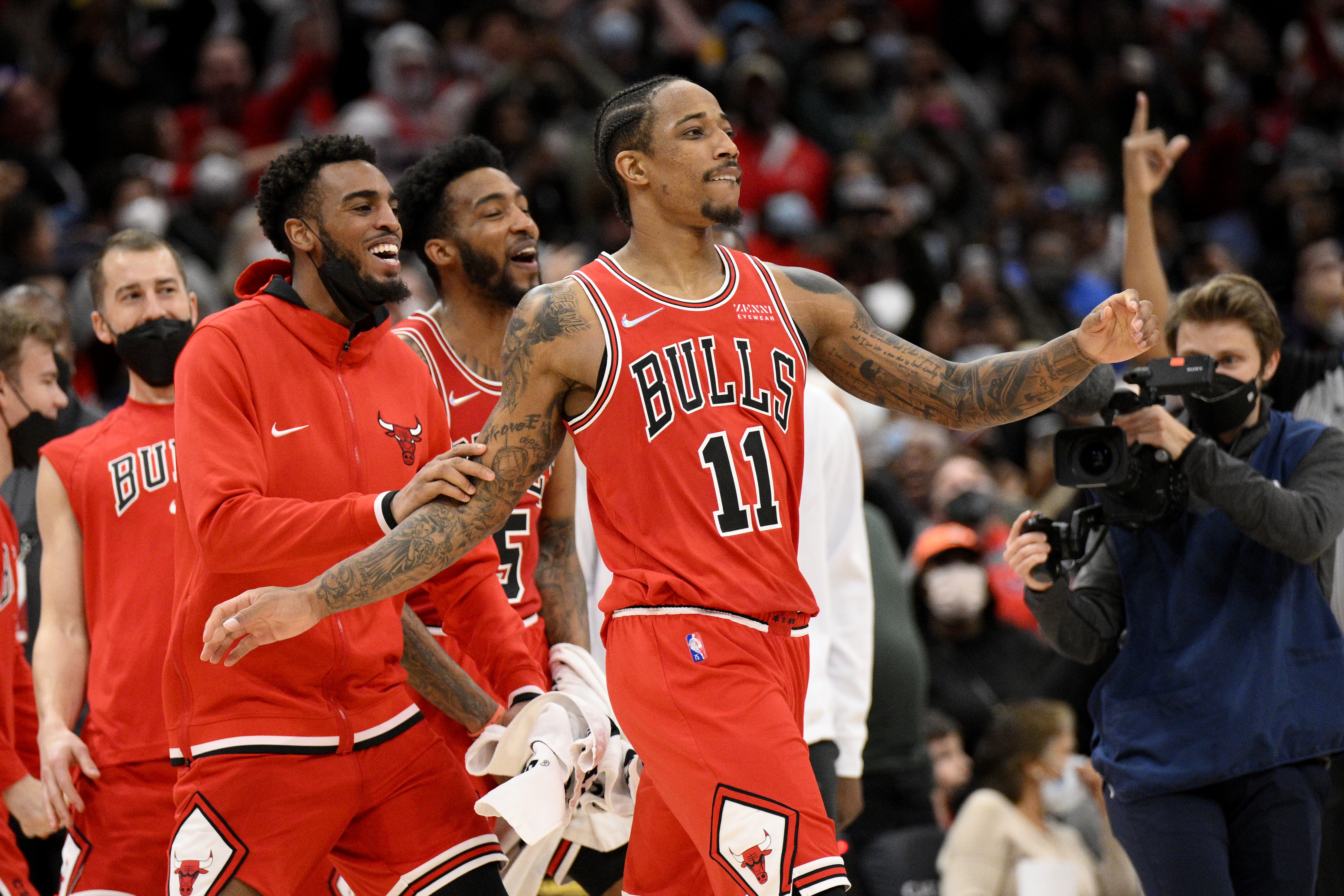 Video: Bulls' DeMar DeRozan Hits a Game-Winning Buzzer Beater in the 2nd Straight Game thumbnail