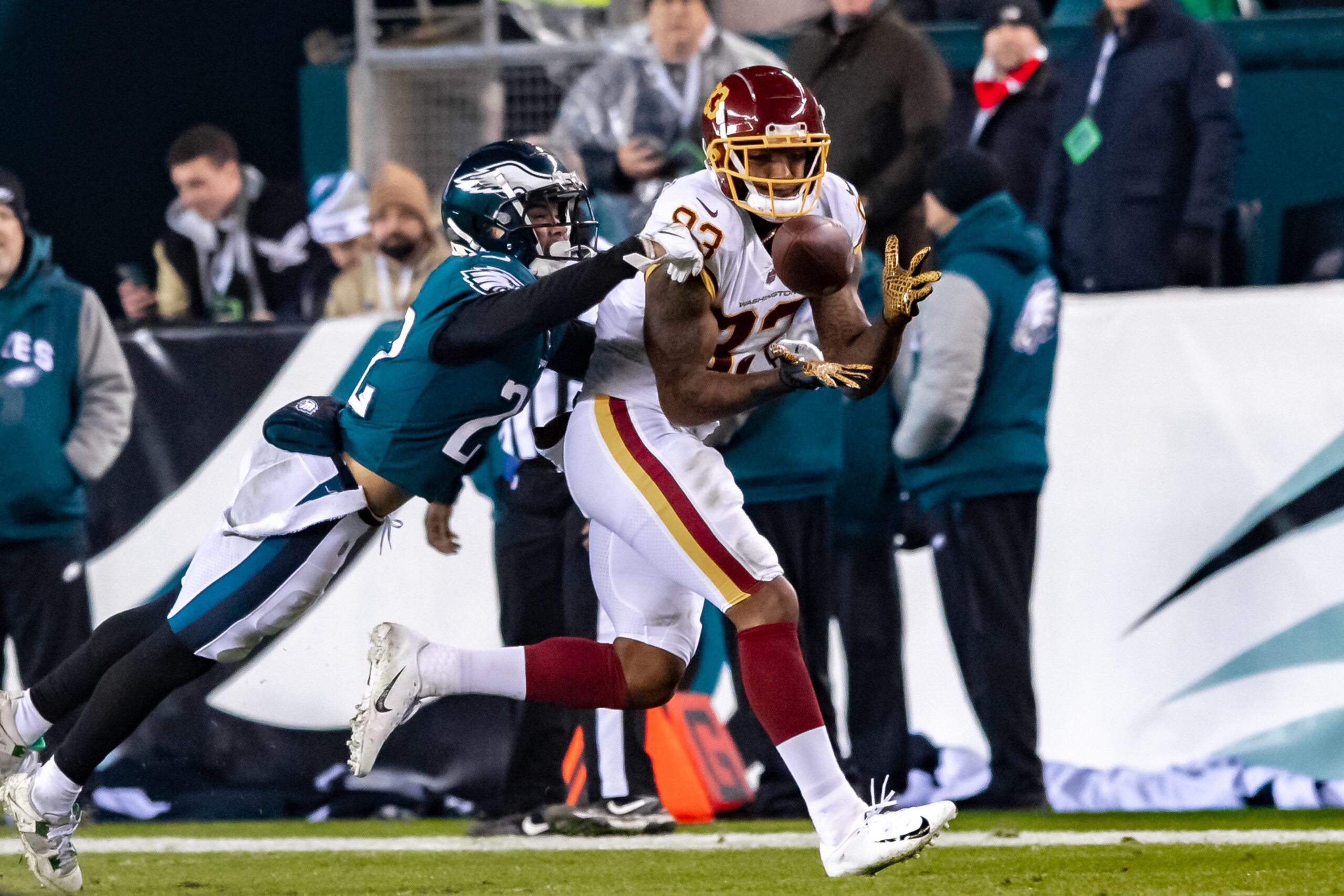 PHILADELPHIA, PA - DECEMBER 21: Washington Football Team tight end Ricky Seals-Jones (83) catches a pass during the second half of the National Football League game between the Washington Football Team and Philadelphia Eagles on Tuesday, December 21, 2021 at Lincoln Financial Field in Philadelphia, PA (Photo by John Jones/Icon Sportswire via Getty Images)