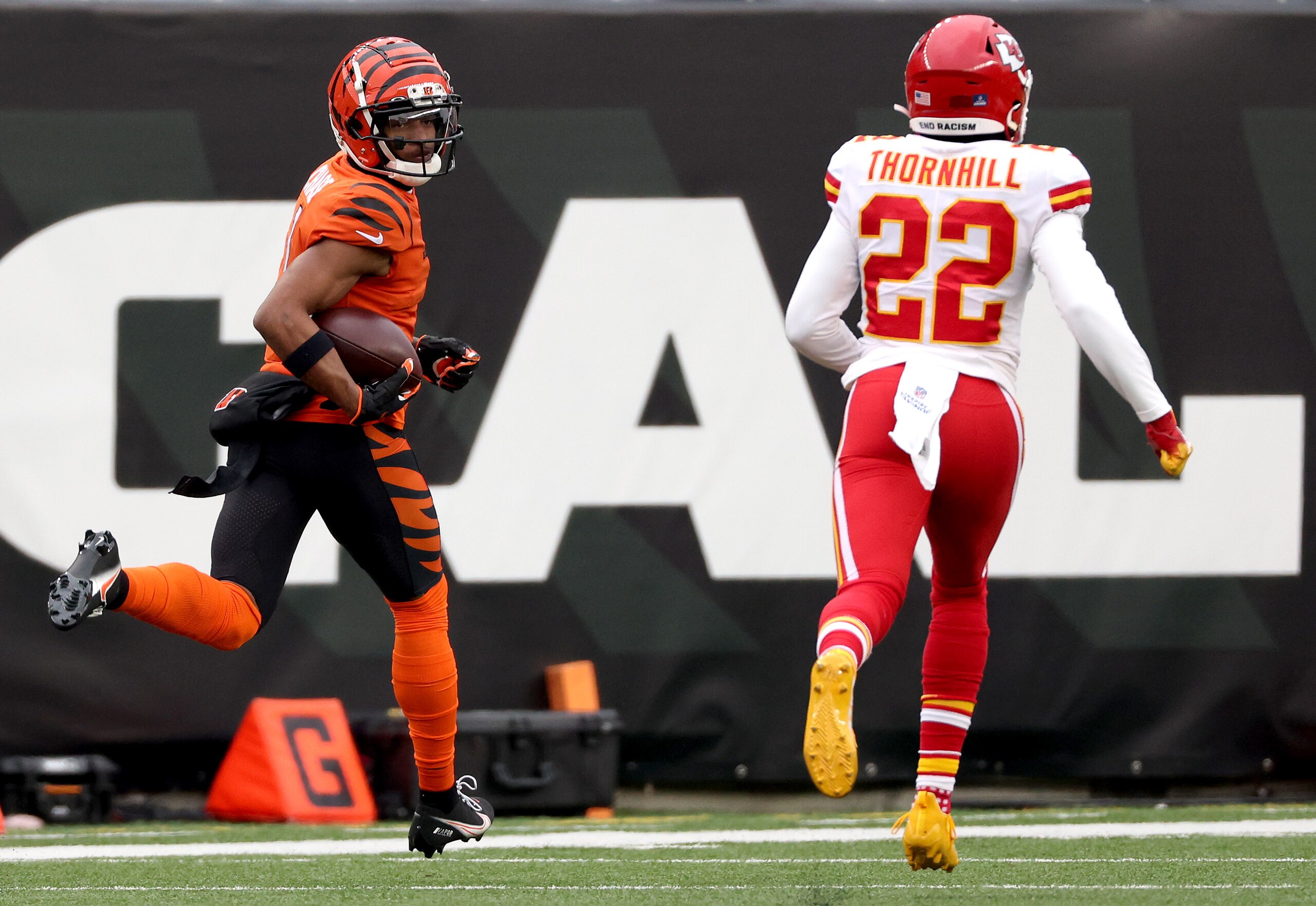 CINCINNATI, OHIO - JANUARY 02: Ja'Marr Chase #1 of the Cincinnati Bengals carries the ball in for a touchdown on a 69-yard pass over Juan Thornhill #22 of the Kansas City Chiefs in the third quarter at Paul Brown Stadium on January 02, 2022 in Cincinnati, Ohio. (Photo by Dylan Buell/Getty Images)