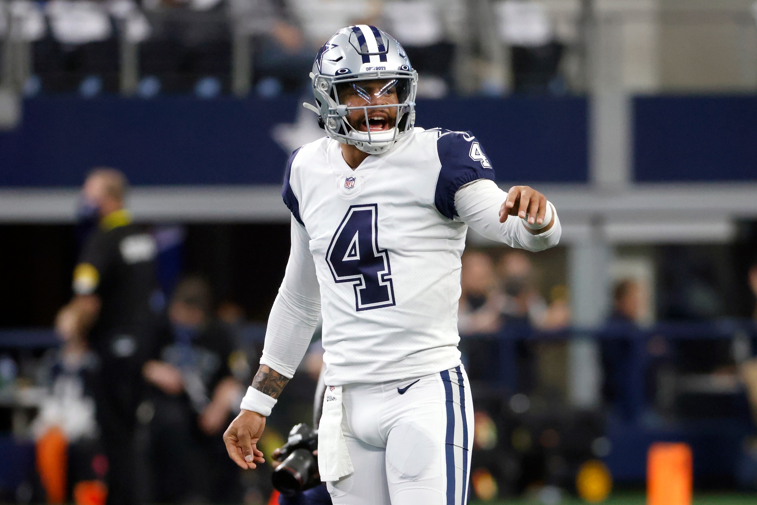 Dallas Cowboys quarterback Dak Prescott (4) warms up before an NFL football game against the Arizona Cardinals Sunday, Jan. 2, 2022, in Arlington, Texas. (AP Photo/Ron Jenkins)