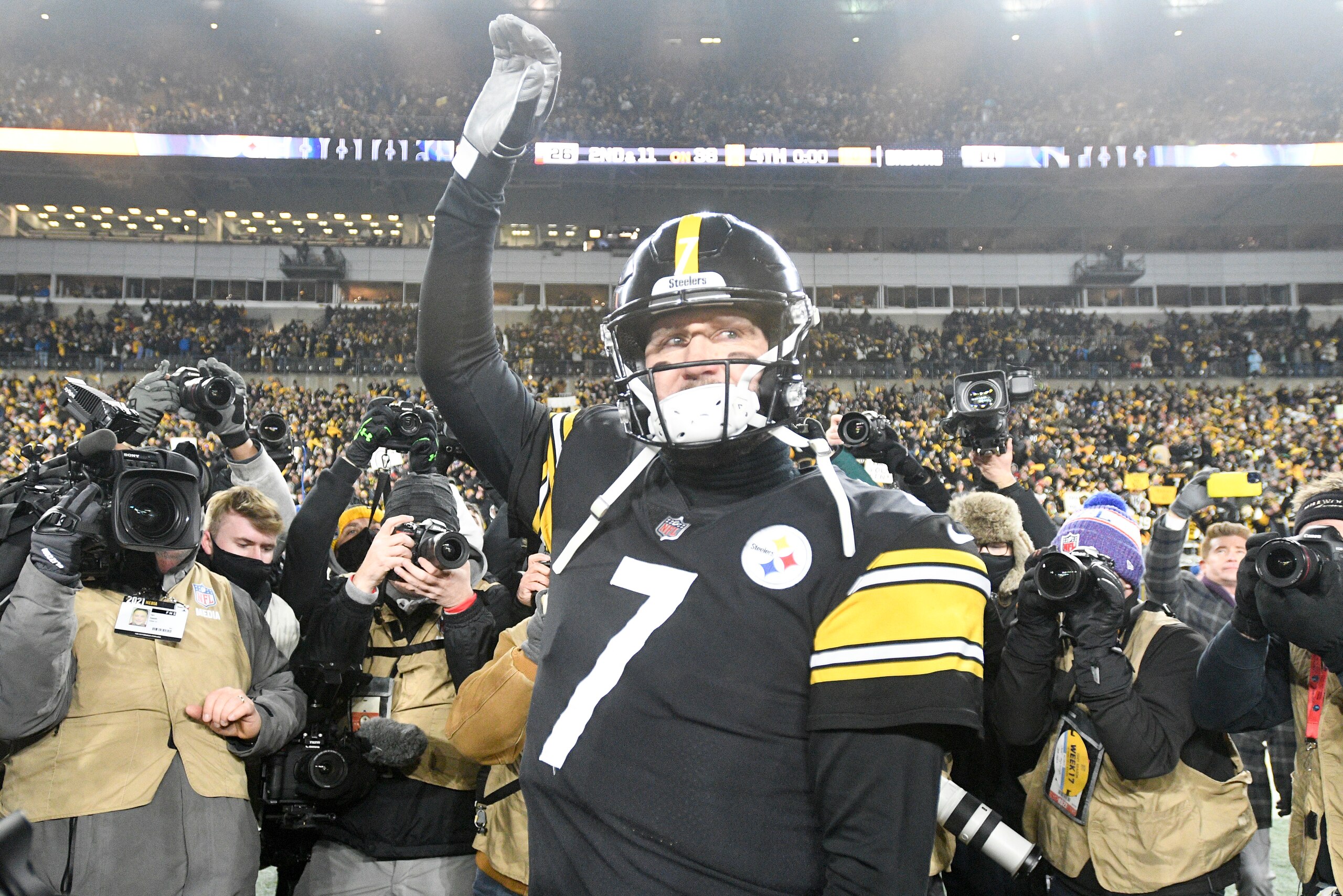 Pittsburgh Steelers quarterback Ben Roethlisberger (7) waves to fans before he leaves the field after an NFL football game against the Cleveland Browns, Monday, Jan. 3, 2022, in Pittsburgh. The Steelers won 26-14. (AP Photo/Don Wright) Pittsburgh Steelers quarterback Ben Roethlisberger (7) waves to fans before he leaves the field after an NFL football game against the Cleveland Browns, Monday, Jan. 3, 2022, in Pittsburgh. The Steelers won 26-14. (AP Photo/Don Wright)