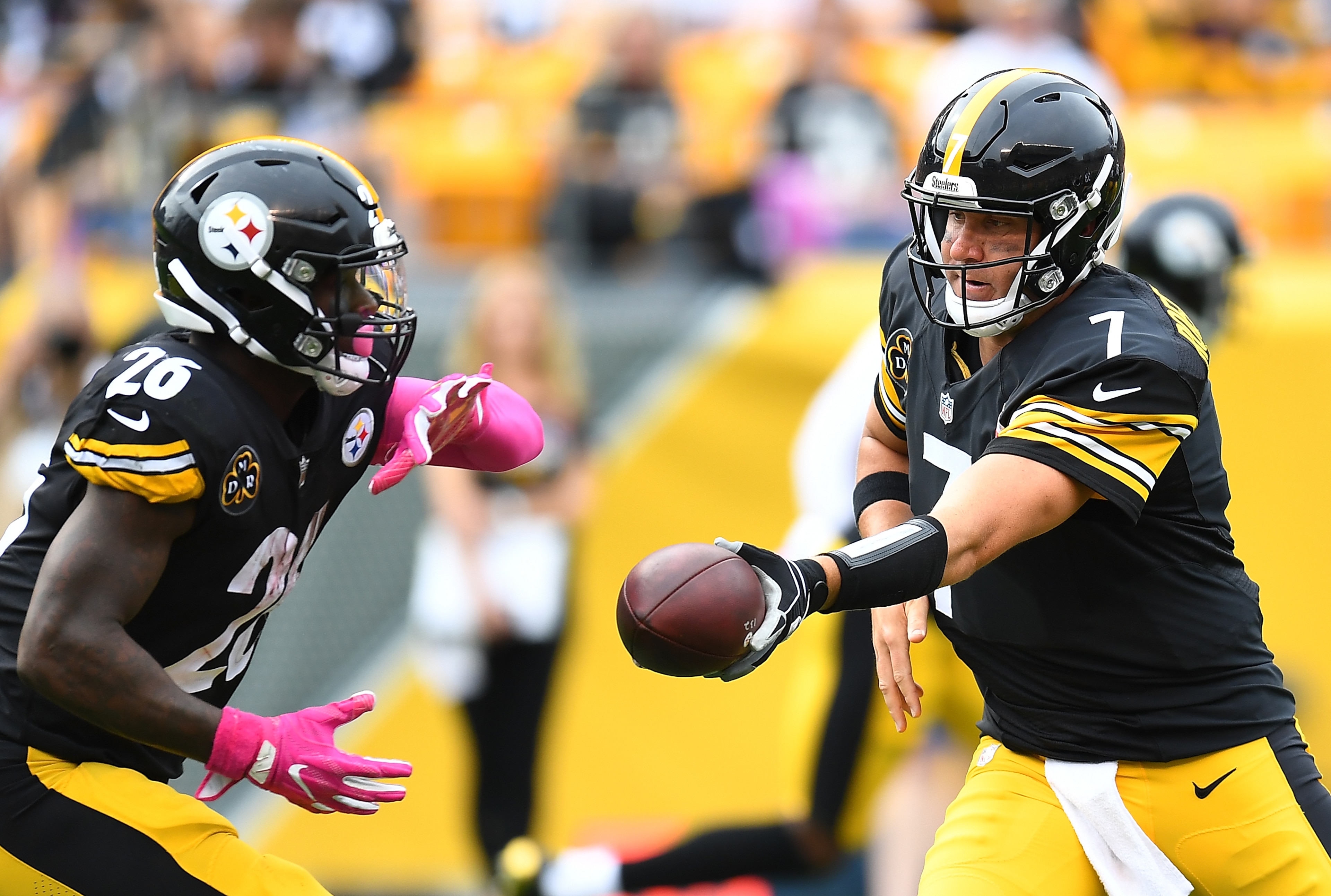 PITTSBURGH, PA - OCTOBER 08: Ben Roethlisberger #7 hands the ball of to Le'Veon Bell #26 of the Pittsburgh Steelers during the game against the Jacksonville Jaguars at Heinz Field on October 8, 2017 in Pittsburgh, Pennsylvania. (Photo by Joe Sargent/Getty Images) *** Local Caption *** PITTSBURGH, PA - OCTOBER 08: Ben Roethlisberger #7 hands the ball of to Le'Veon Bell #26 of the Pittsburgh Steelers during the game against the Jacksonville Jaguars at Heinz Field on October 8, 2017 in Pittsburgh, Pennsylvania. (Photo by Joe Sargent/Getty Images) *** Local Caption ***