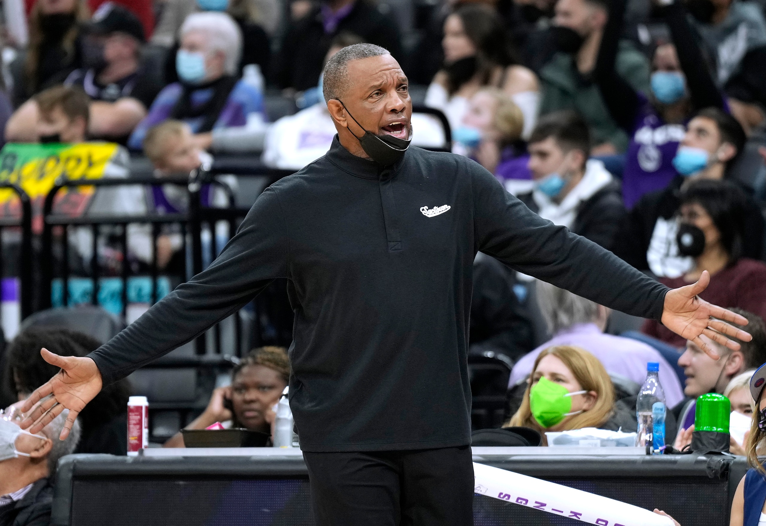 SACRAMENTO, CALIFORNIA - DECEMBER 31: Head coach Alvin Gentry of the Sacramento Kings reacts to the officiating against the Dallas Mavericks during the fourth quarter at Golden 1 Center on December 31, 2021 in Sacramento, California. NOTE TO USER: User expressly acknowledges and agrees that, by downloading and or using this photograph, User is consenting to the terms and conditions of the Getty Images License Agreement. (Photo by Thearon W. Henderson/Getty Images) SACRAMENTO, CALIFORNIA - DECEMBER 31: Head coach Alvin Gentry of the Sacramento Kings reacts to the officiating against the Dallas Mavericks during the fourth quarter at Golden 1 Center on December 31, 2021 in Sacramento, California. NOTE TO USER: User expressly acknowledges and agrees that, by downloading and or using this photograph, User is consenting to the terms and conditions of the Getty Images License Agreement. (Photo by Thearon W. Henderson/Getty Images)