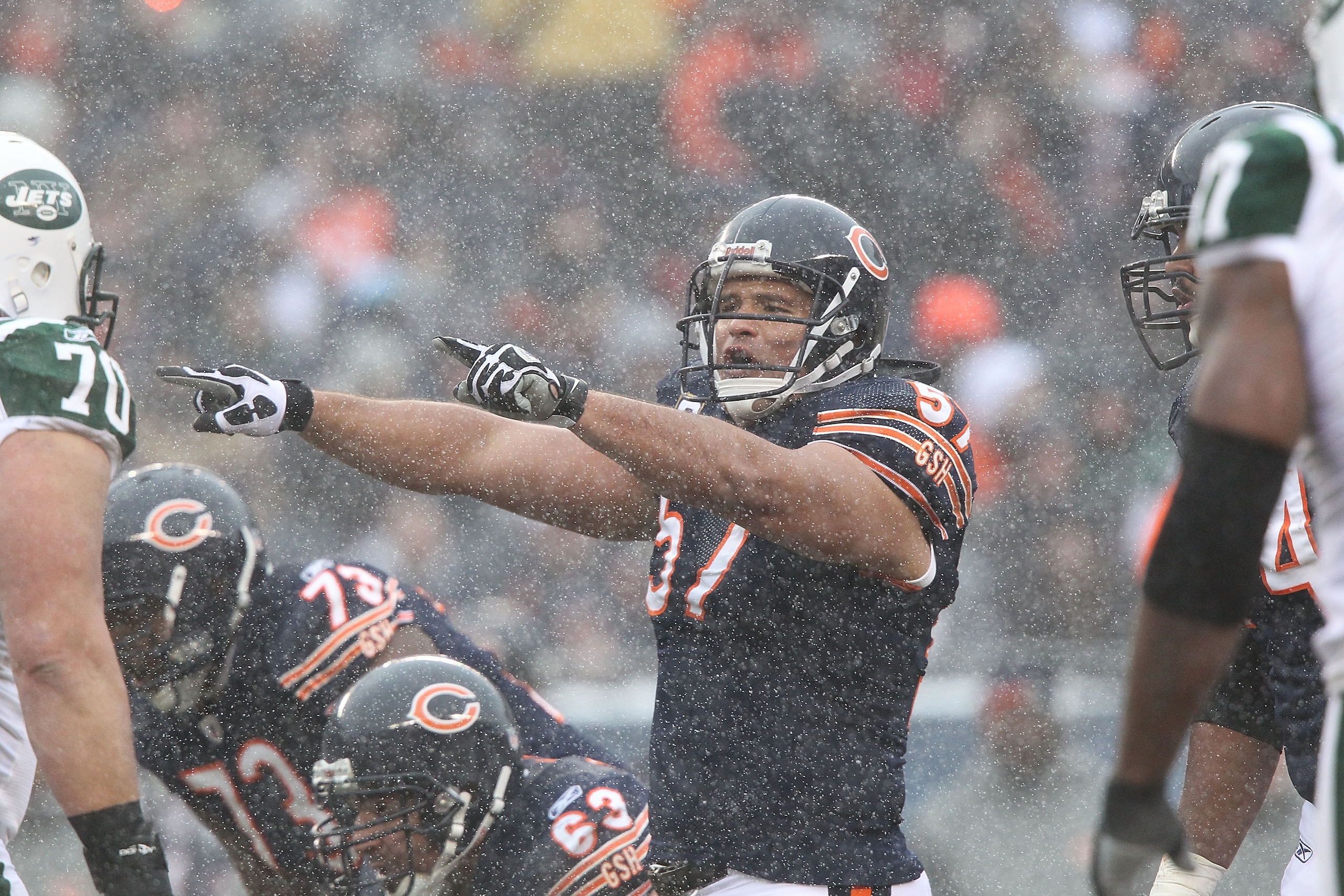 CHICAGO, IL - DECEMBER 26: Center Olin Kreutz #57 of the Chicago Bears directs the team against the New York Jets at Soldier Field on December 26, 2010 in Chicago, Illinois. Bears beat the Jets, 38-34. (Photo by Al Pereira/Getty Images)