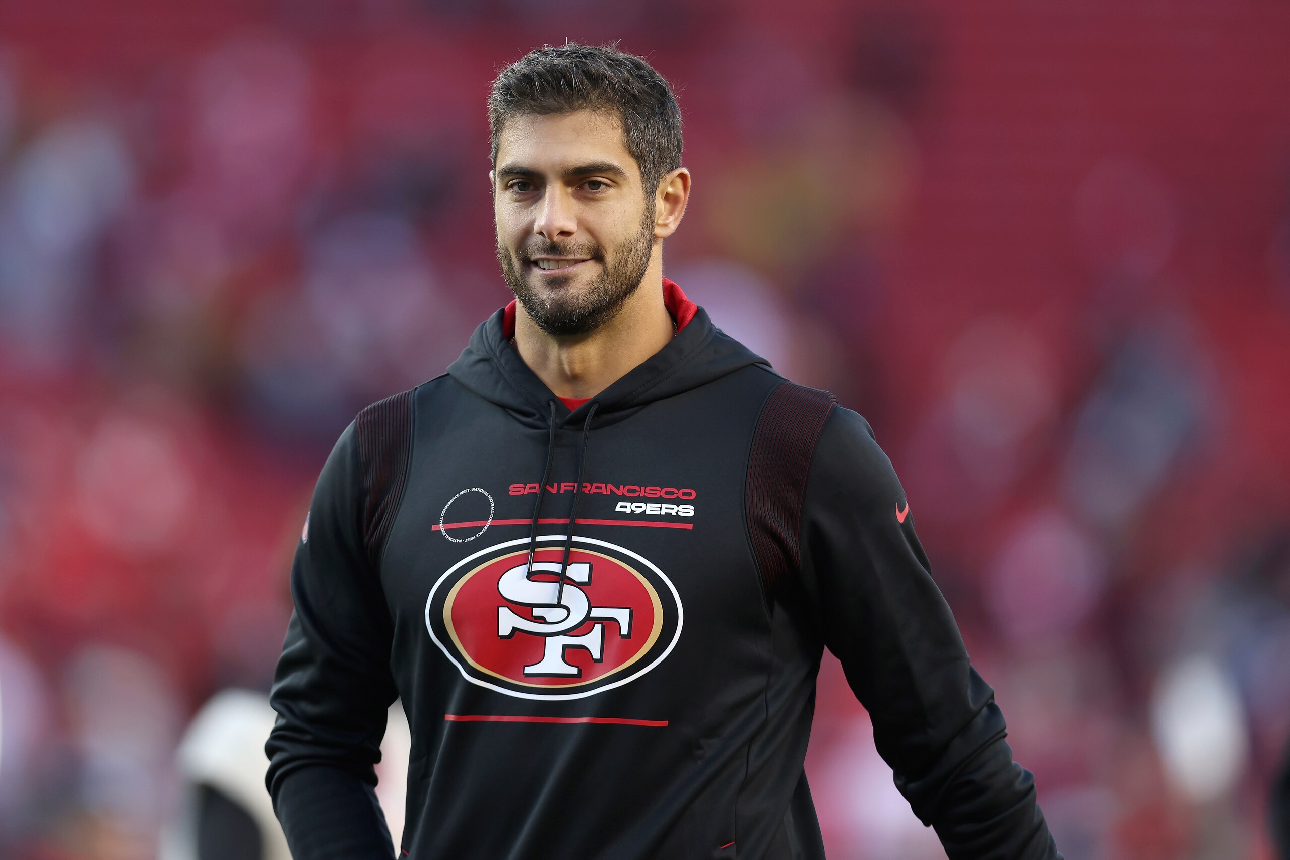 Jimmy Garoppolo, quarterback de 49ers de San Francisco, camina fuera del campo después de que los Niners derrotaran a Texans de Houston en el juego de la NFL en Santa Clara, California, el domingo 2 de enero de 2022. Garoppolo no jugó por una lesión y está cuestionable para enfrentar a los Rams el domingo. (AP Foto/Jed Jacobsohn)