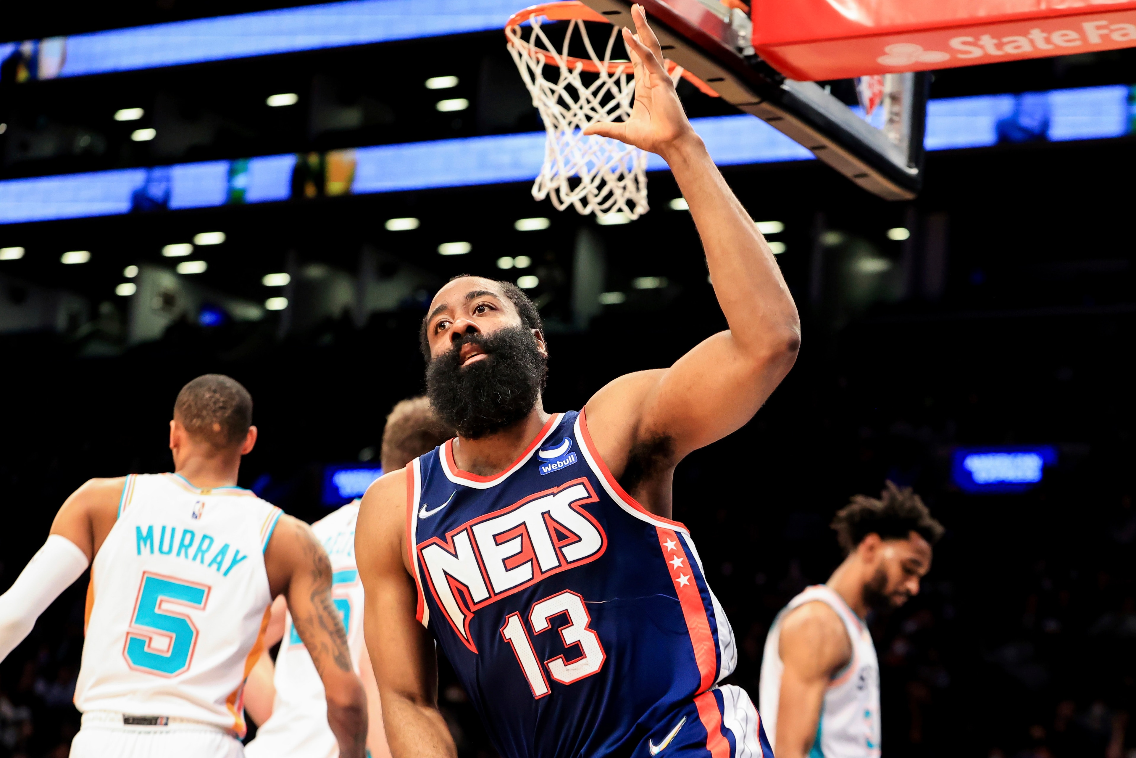El base de los Nets de Brooklyn James Harden (13) celebra tras anotar una canasta contra los Spurs de San Antonio en un partido de la NBA el 9 de enero del 2022. (AP Foto/Jessie Alcheh) El base de los Nets de Brooklyn James Harden (13) celebra tras anotar una canasta contra los Spurs de San Antonio en un partido de la NBA el 9 de enero del 2022. (AP Foto/Jessie Alcheh)