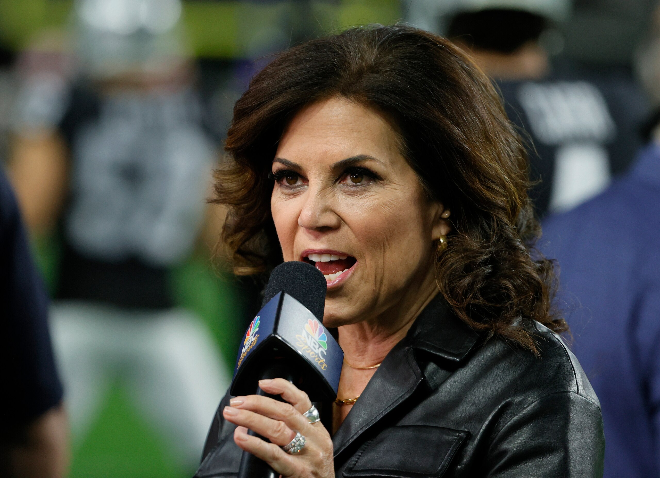 LAS VEGAS, NEVADA - JANUARY 09: NBC "Sunday Night Football" sideline reporter Michele Tafoya speaks before a game between the Los Angeles Chargers and the Las Vegas Raiders at Allegiant Stadium on January 9, 2022 in Las Vegas, Nevada. The Raiders defeated the Chargers 35-32 in overtime. (Photo by Ethan Miller/Getty Images) LAS VEGAS, NEVADA - JANUARY 09: NBC "Sunday Night Football" sideline reporter Michele Tafoya speaks before a game between the Los Angeles Chargers and the Las Vegas Raiders at Allegiant Stadium on January 9, 2022 in Las Vegas, Nevada. The Raiders defeated the Chargers 35-32 in overtime. (Photo by Ethan Miller/Getty Images)